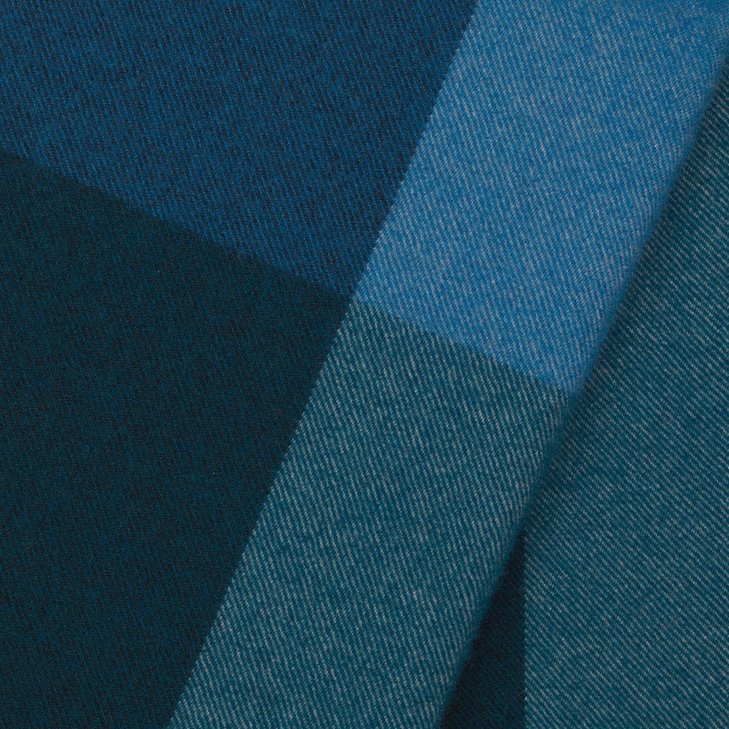 Vitra Colour Block Blanket von Hella Jongerius Wolldecke schwarz - blau