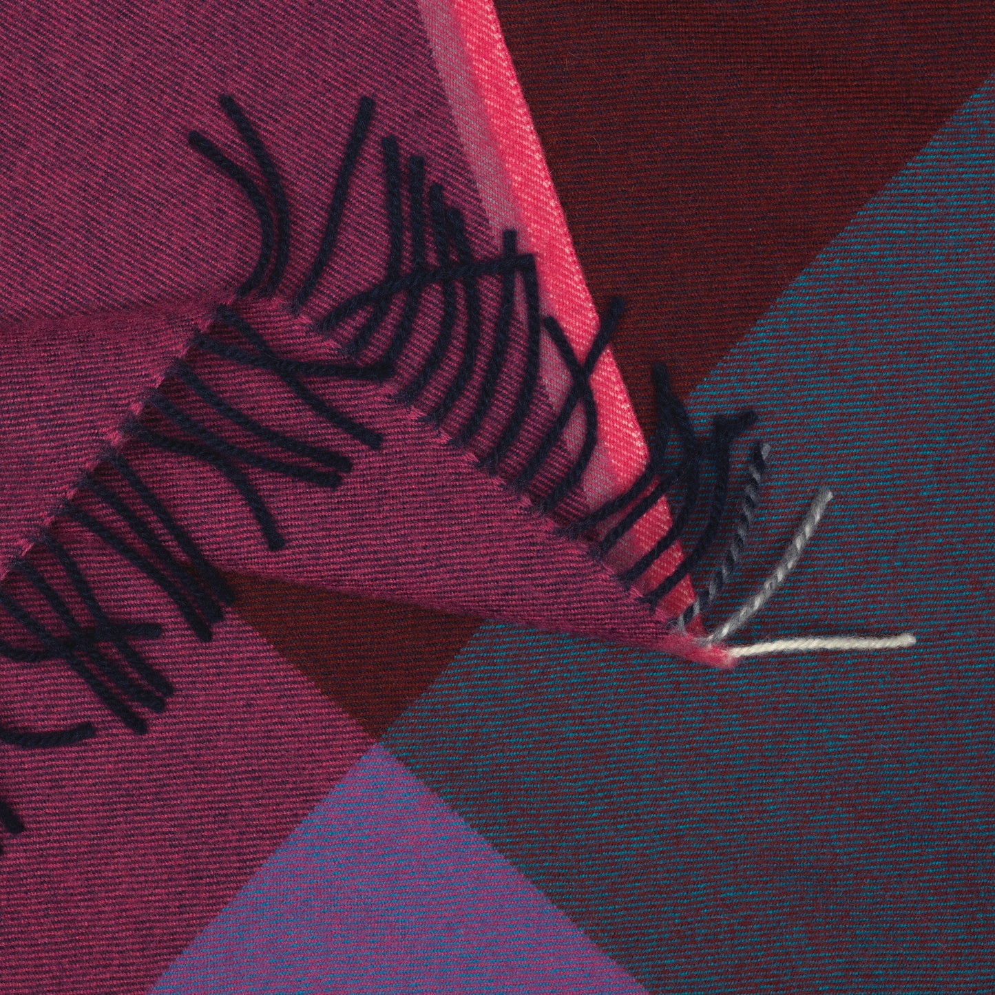 Vitra Colour Block Blanket von Hella Jongerius Wolldecke bordeaux - blau