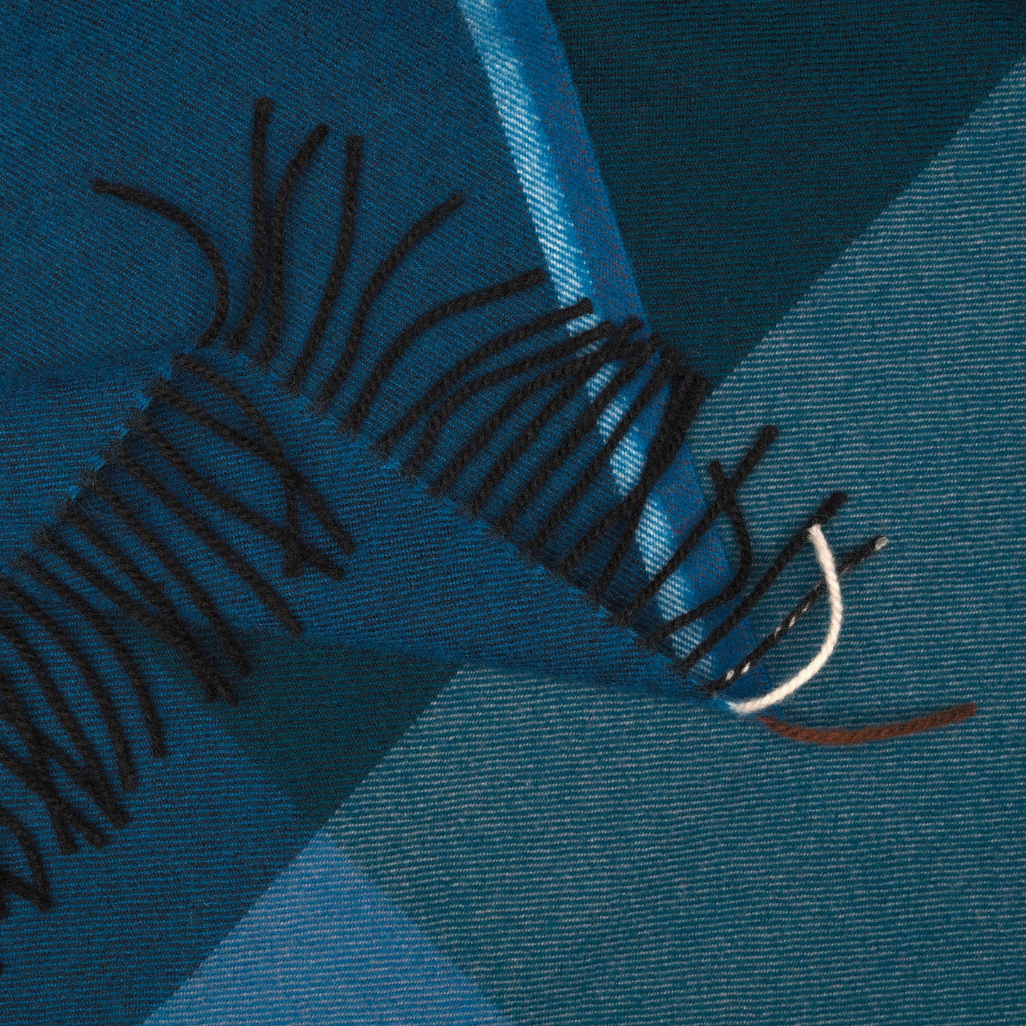 Vitra Colour Block Blanket von Hella Jongerius Wolldecke schwarz - blau