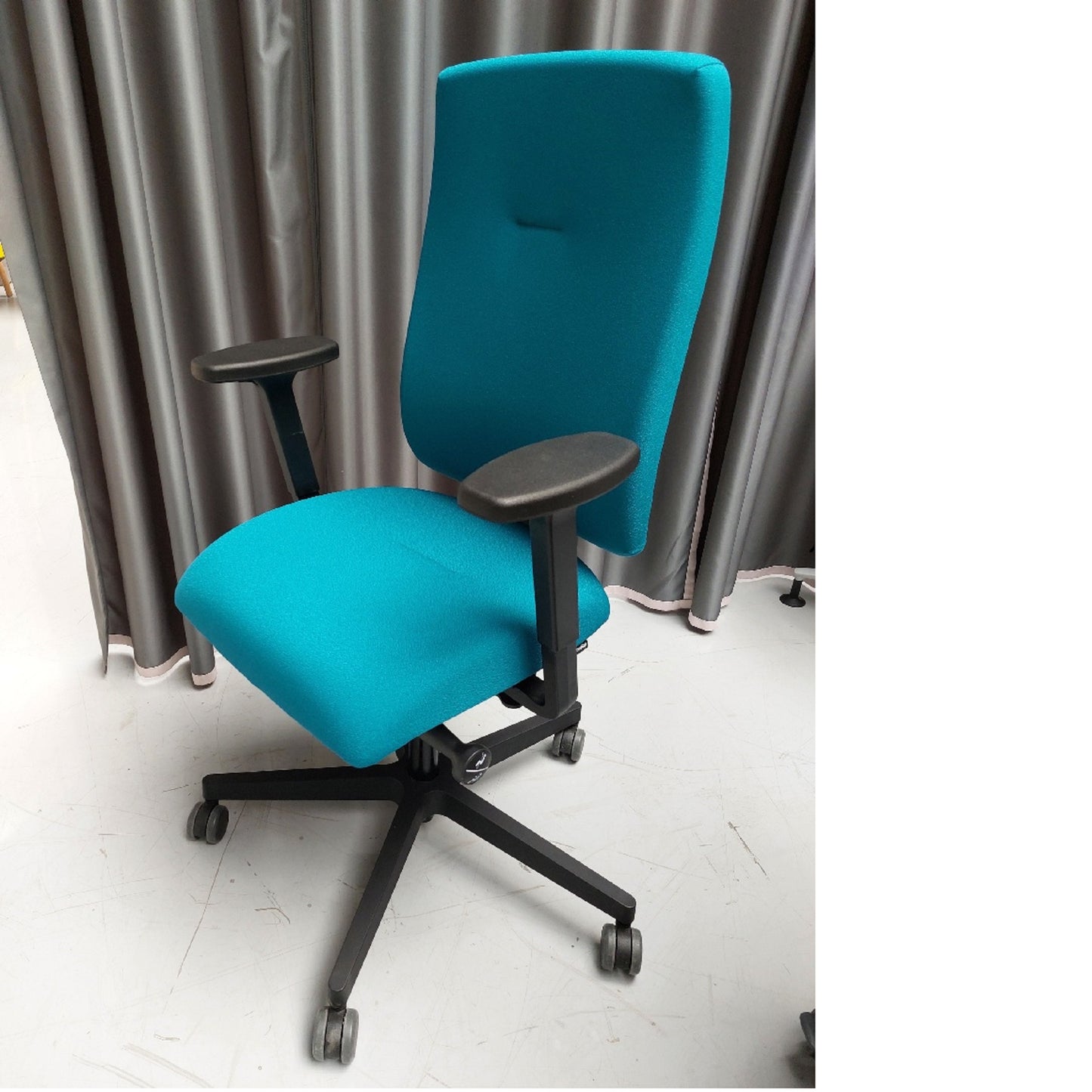 Nowy Styl X-LINE SWIVEL CHAIR Drehstuhl mit Polsterrücken und Armlehnen