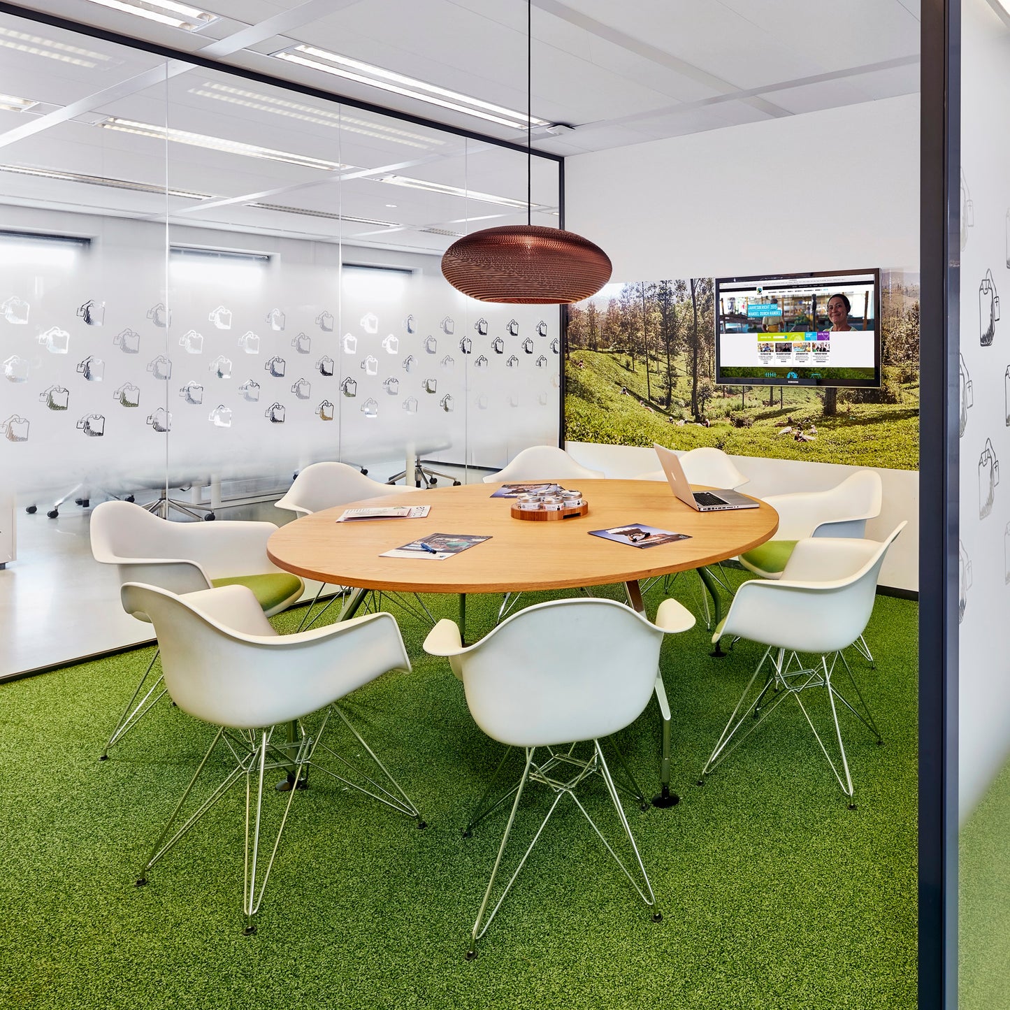 Vitra Eames Plastic Armchair DAR RE Kunststoff-Stuhl mit Armlehnen