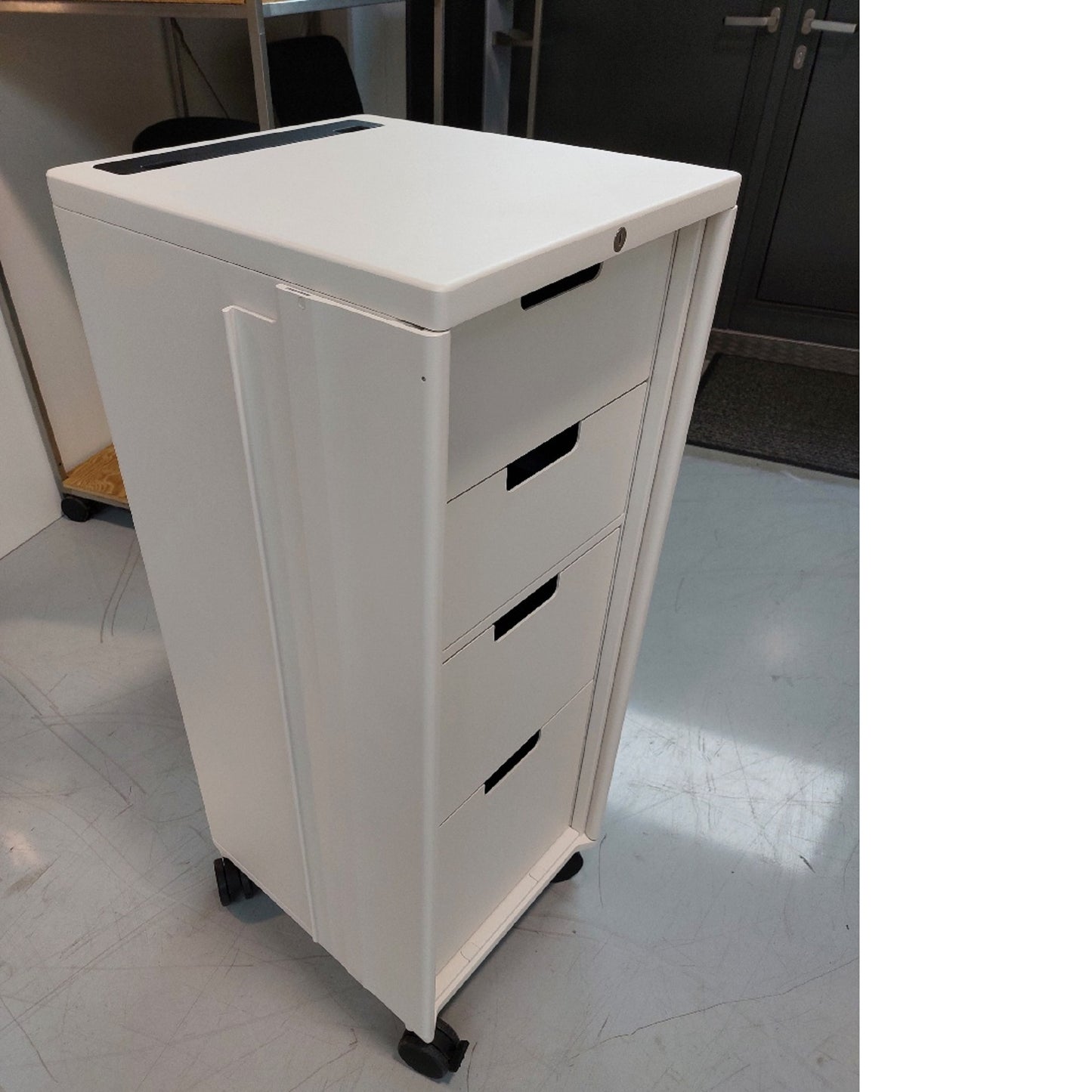 Vitra Catering Caddy, 4 Schubladen mit Softeinzug inkl. Inneneinrichtung, mit Garderobenhaken und integrierter Türmechanik