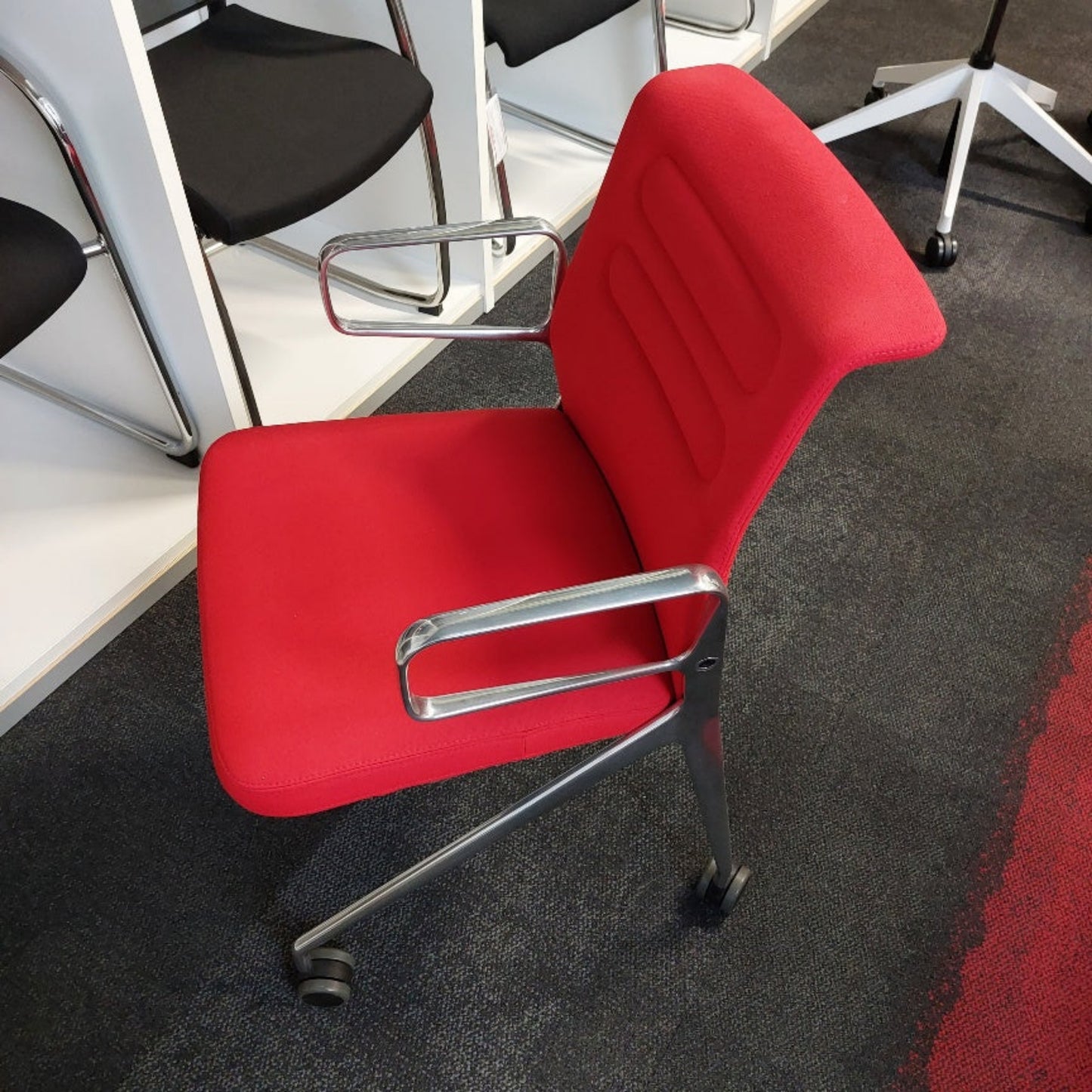 Vitra Besucherstuhl AC5 Swift