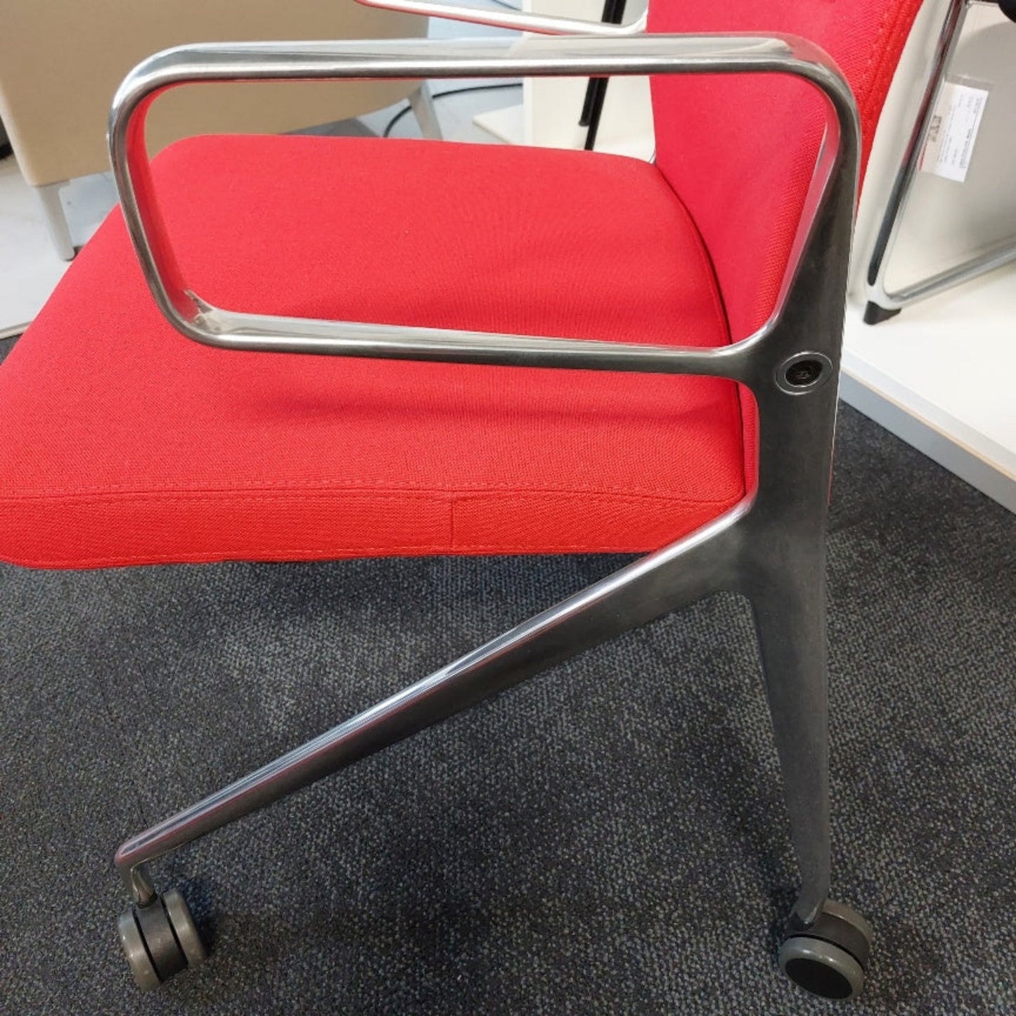 Vitra Besucherstuhl AC5 Swift