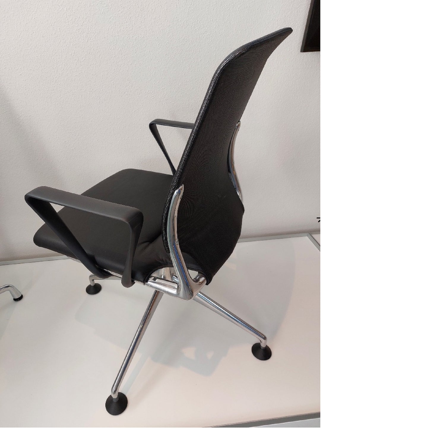 Vitra Meda Chair Konferenzstuhl mit Armlehnen, 4-Stern-Untergestell drehbar