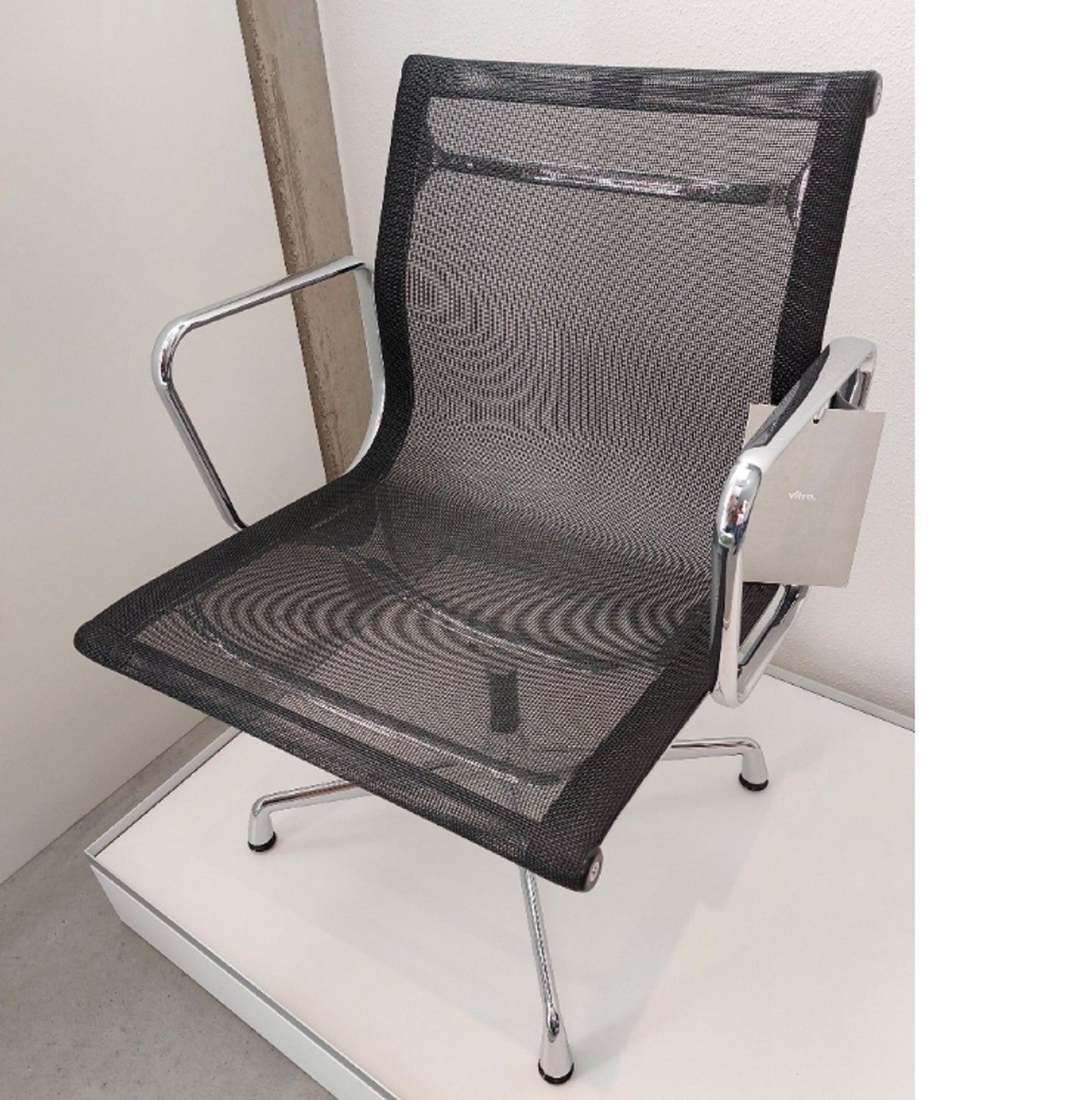 Vitra Aluminium Chair EA 108 - Stuhl mit4-Sternfuß drehbar