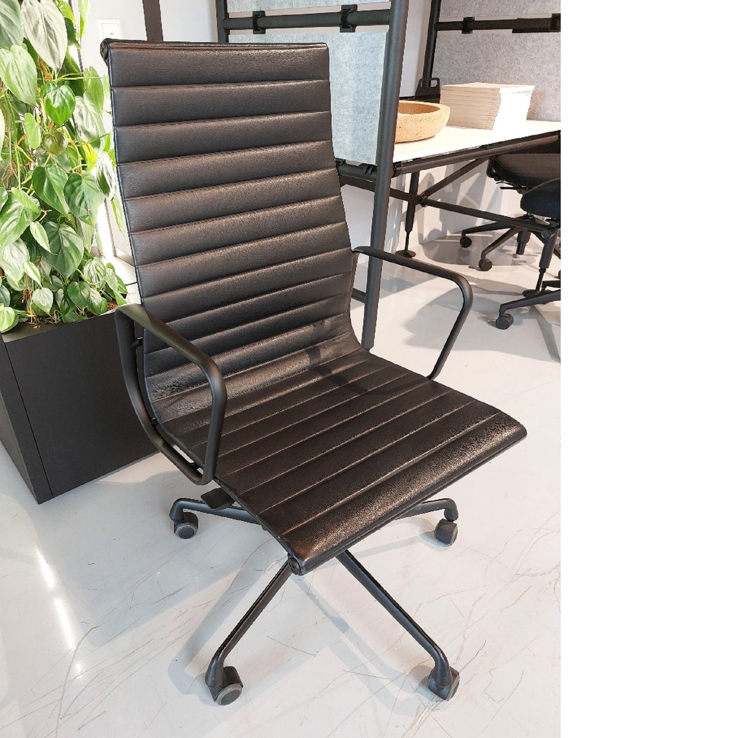 Vitra Aluminium Chair EA 119 Drehstuhl mit Armlehnen auf Rollen