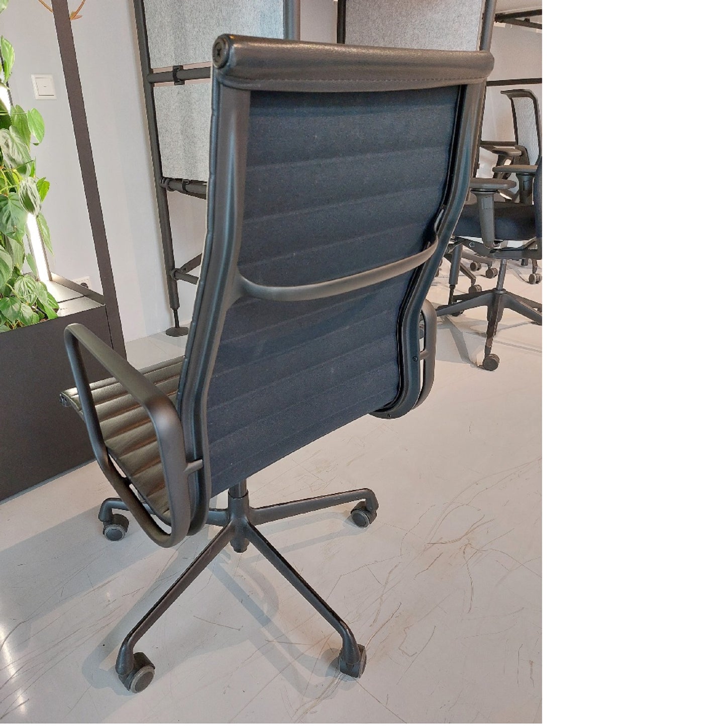 Vitra Aluminium Chair EA 119 Drehstuhl mit Armlehnen auf Rollen