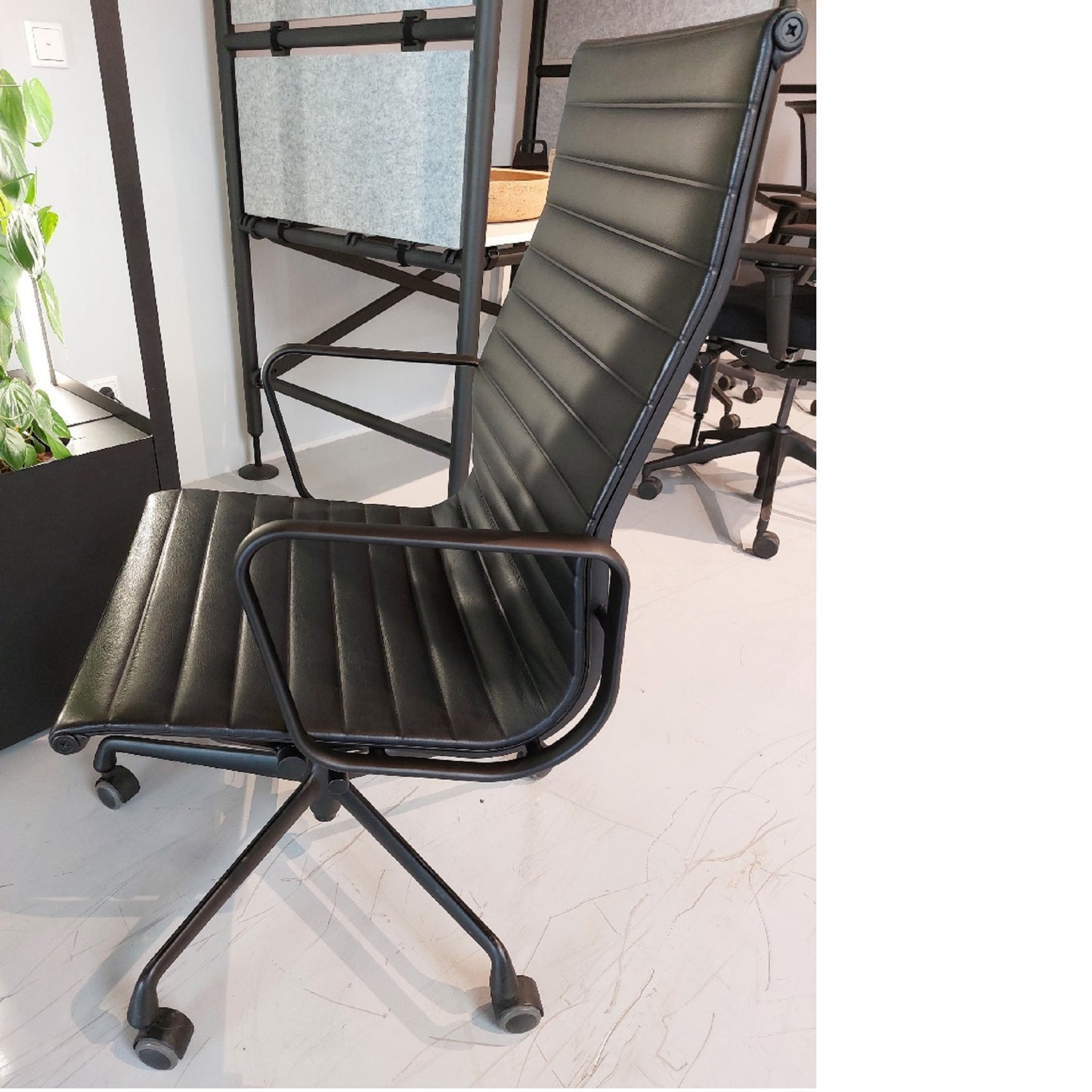 Vitra Aluminium Chair EA 119 Drehstuhl mit Armlehnen auf Rollen