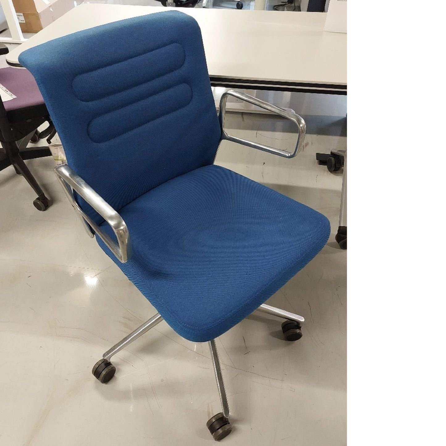 Vitra AC5 Studio Drehstuhl auf Rollen mit Ringarmlehnen Alu poliert