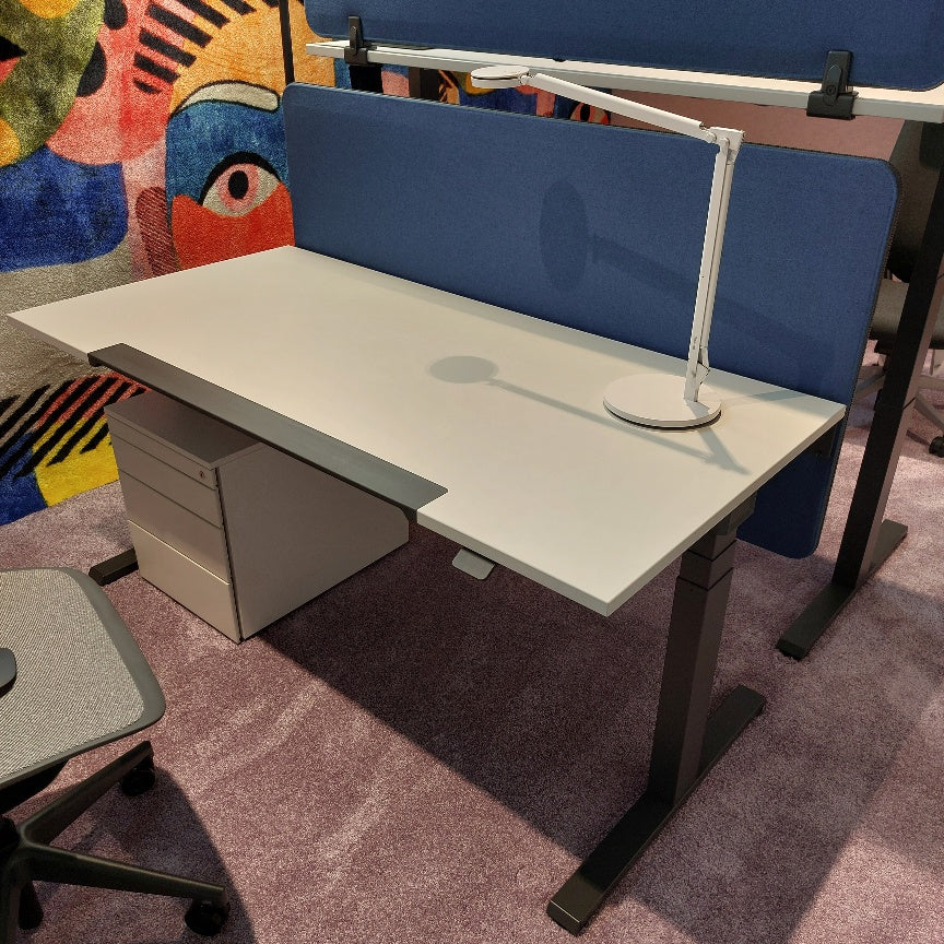 Steelcase Lifttisch Migration SE inkl. Divisio Aufsatzwand mit Knieraumblende
