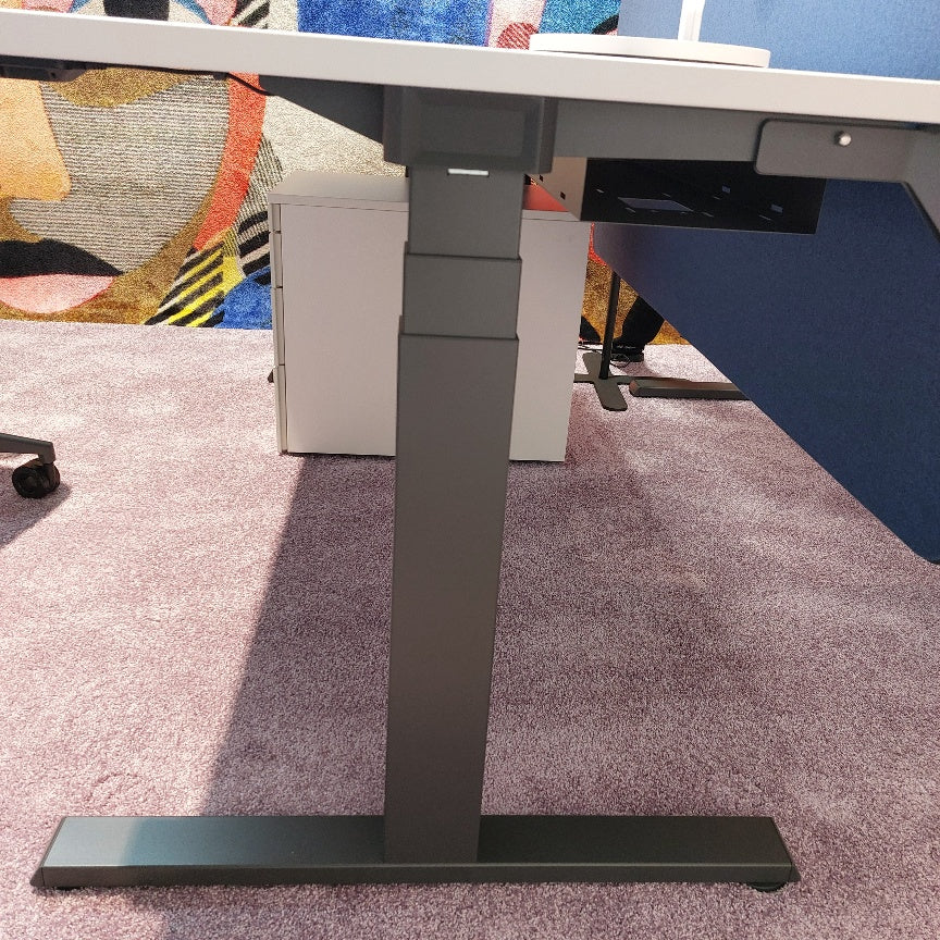Steelcase Lifttisch Migration SE inkl. Divisio Aufsatzwand mit Knieraumblende