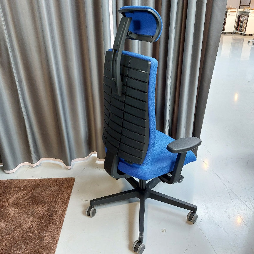 Nowy Styl X-LINE SWIVEL CHAIR Drehstuhl mit Polsterrücken, Armlehnen und Kopfstütze