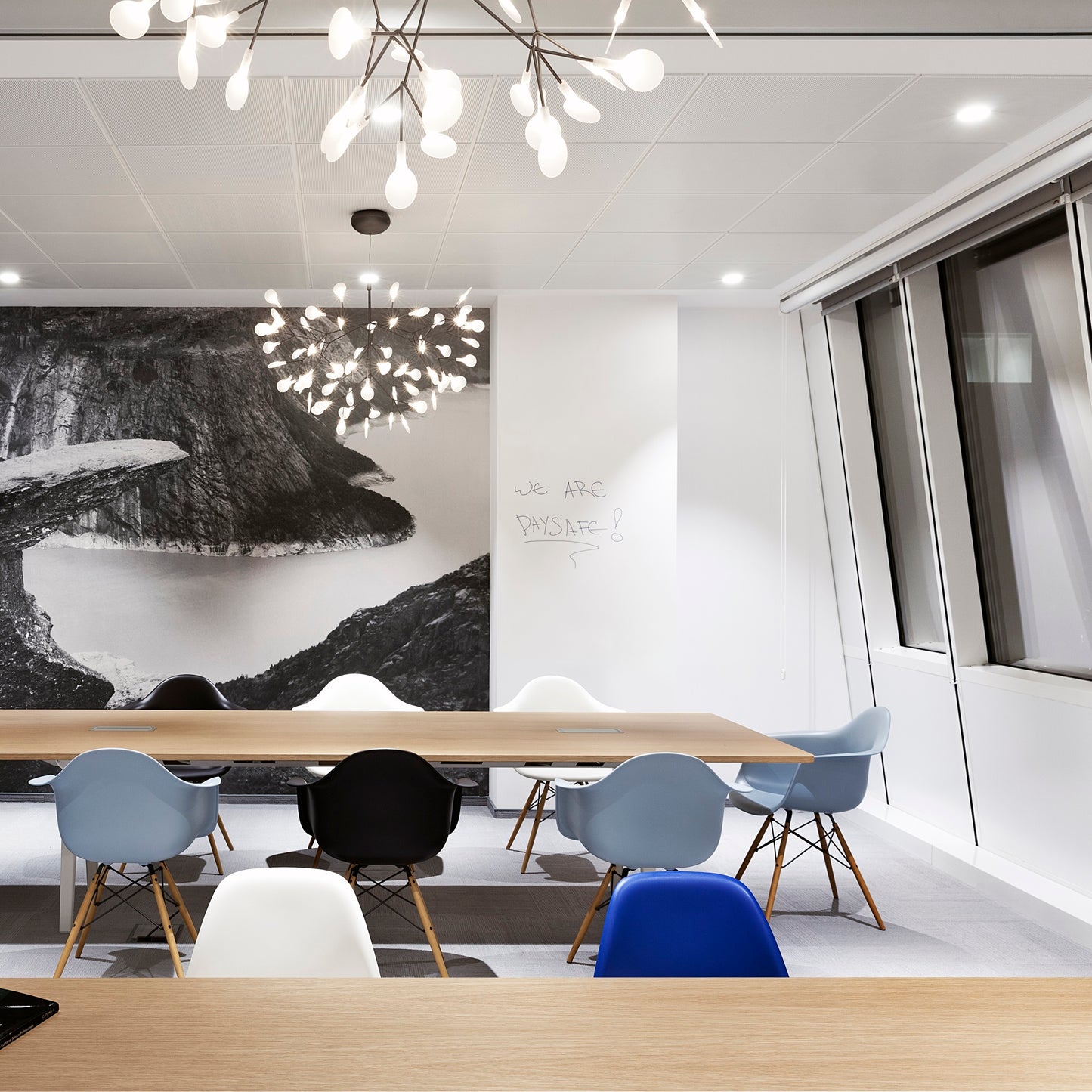 Vitra Eames Plastic Armchair DAW RE Ahorn schwarz Kunststoff recycelt