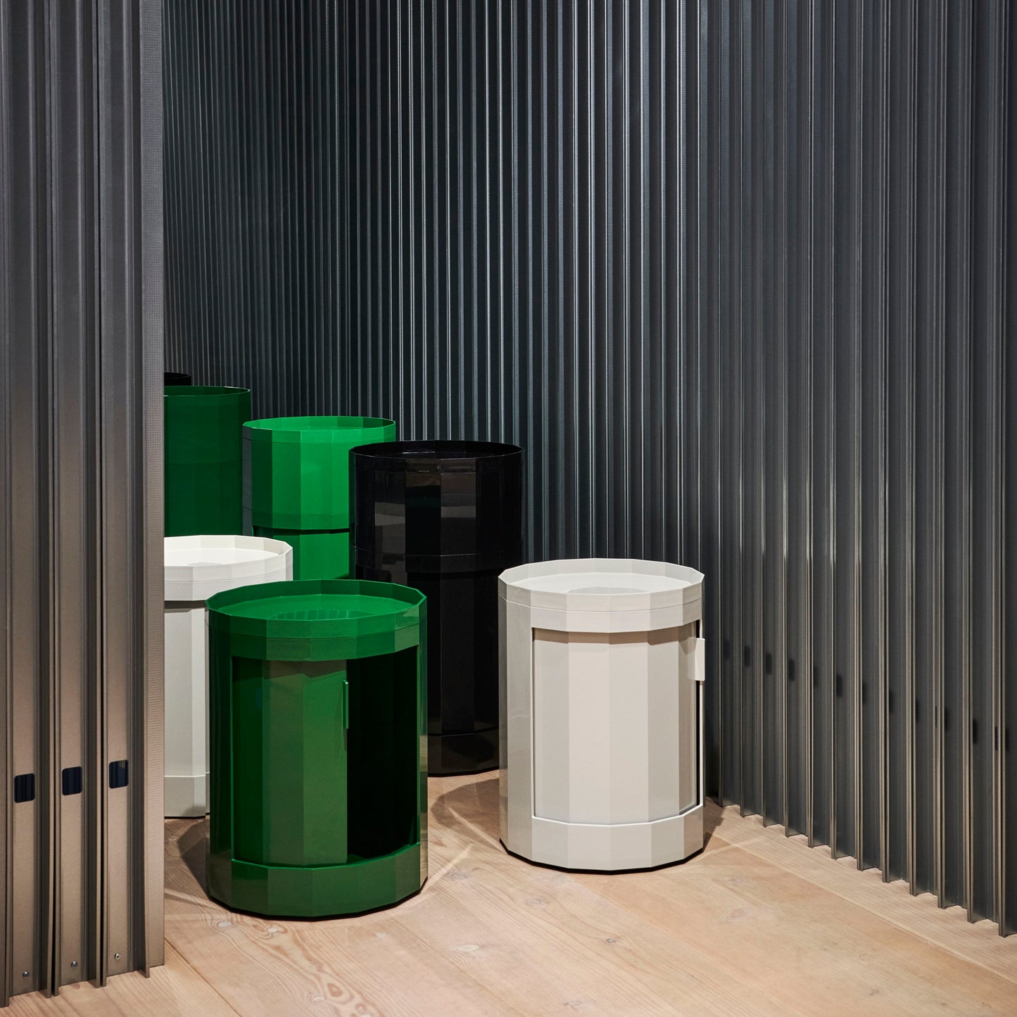 Hay Facet Cabinet low Schränkchen niedrig Kunststoff rund Füße & Rollen