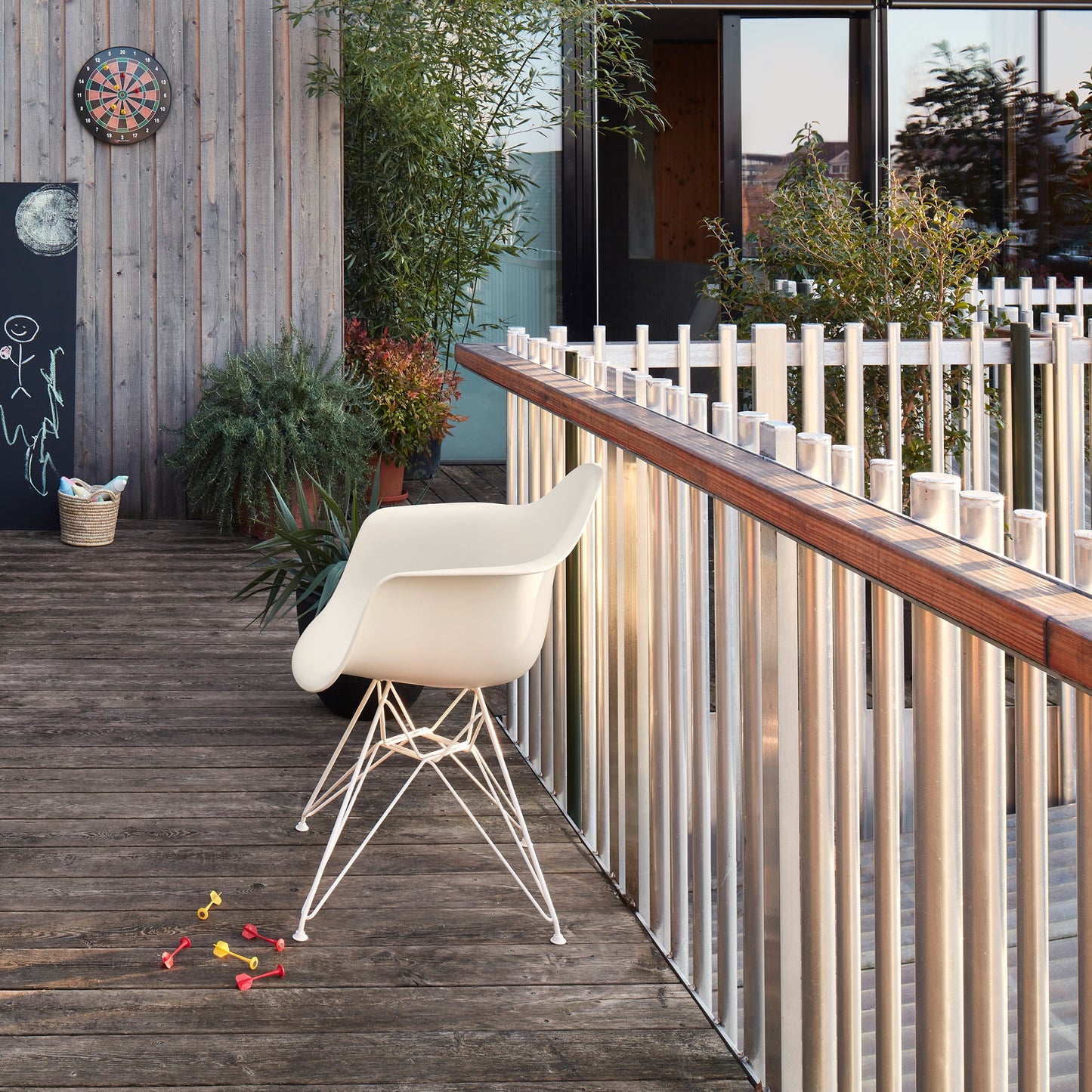 Vitra Eames Plastic Armchair DAR RE Kunststoff-Stuhl mit Armlehnen