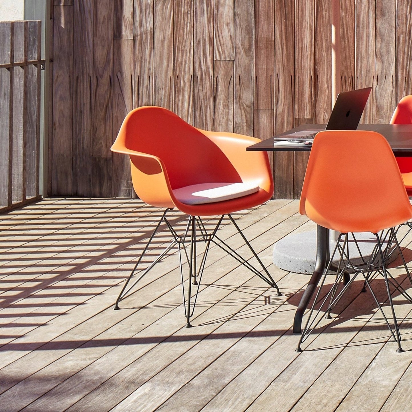 Vitra Eames Plastic Armchair DAR RE Kunststoff-Stuhl mit Armlehnen