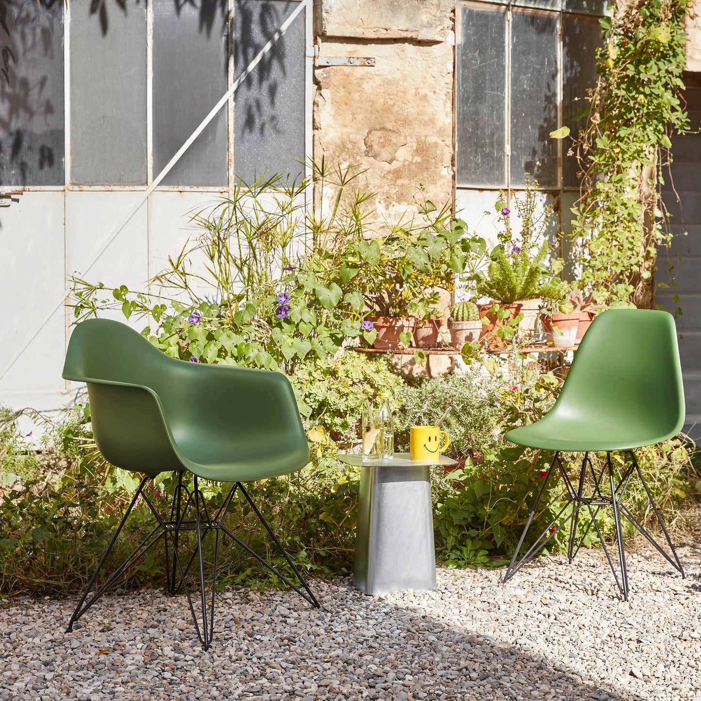 Vitra Eames Plastic Armchair DAR RE Kunststoff-Stuhl mit Armlehnen