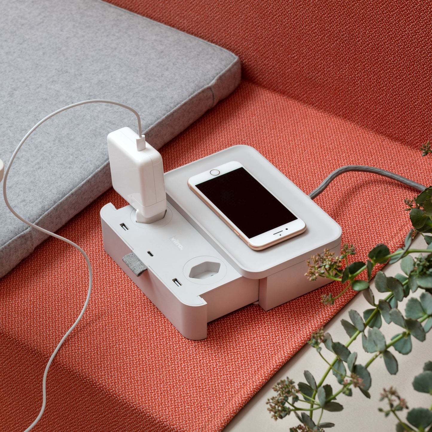 Vitra Ampi – Wireless-Charger Ladegerät und Kabelmanagement