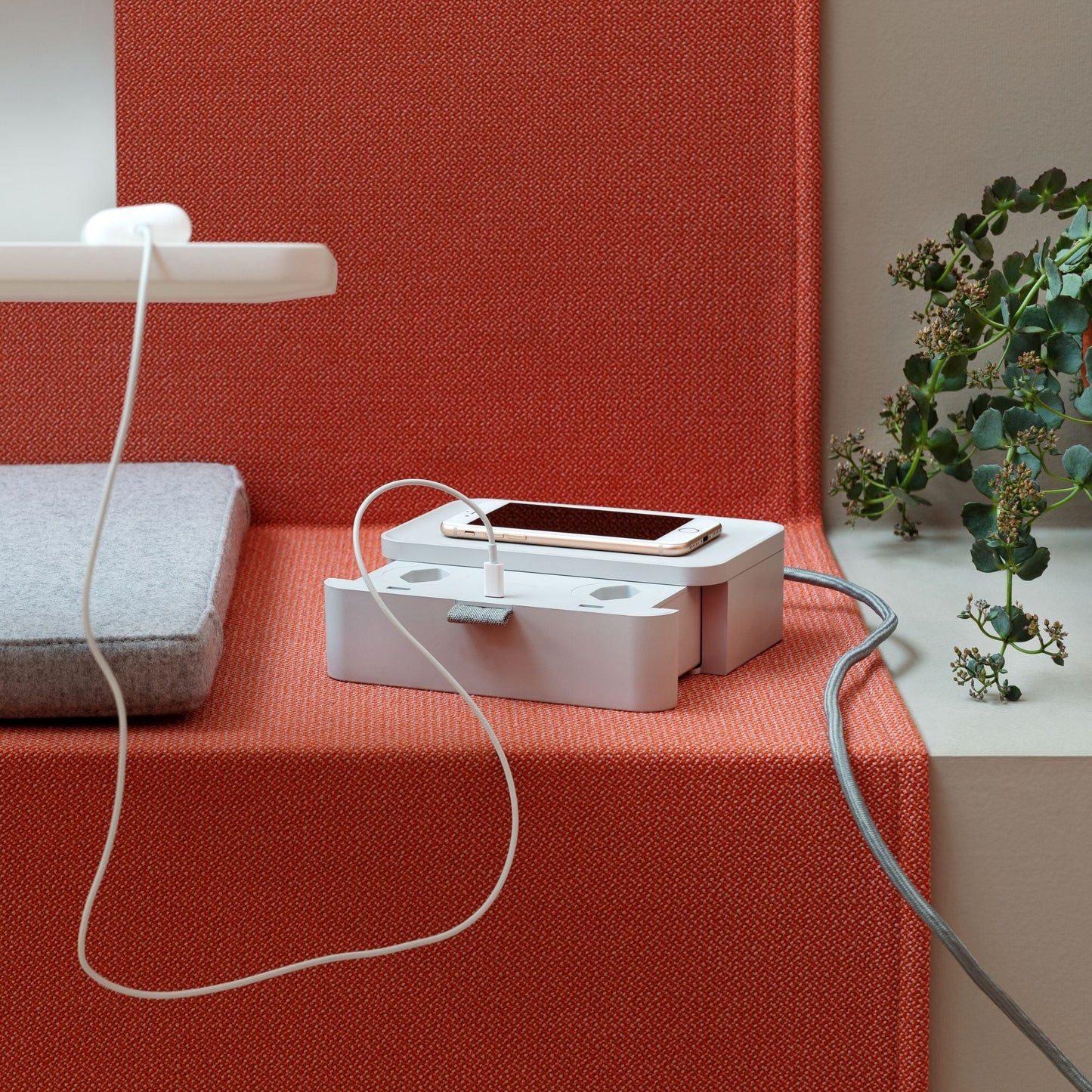 Vitra Ampi – Wireless-Charger Ladegerät und Kabelmanagement