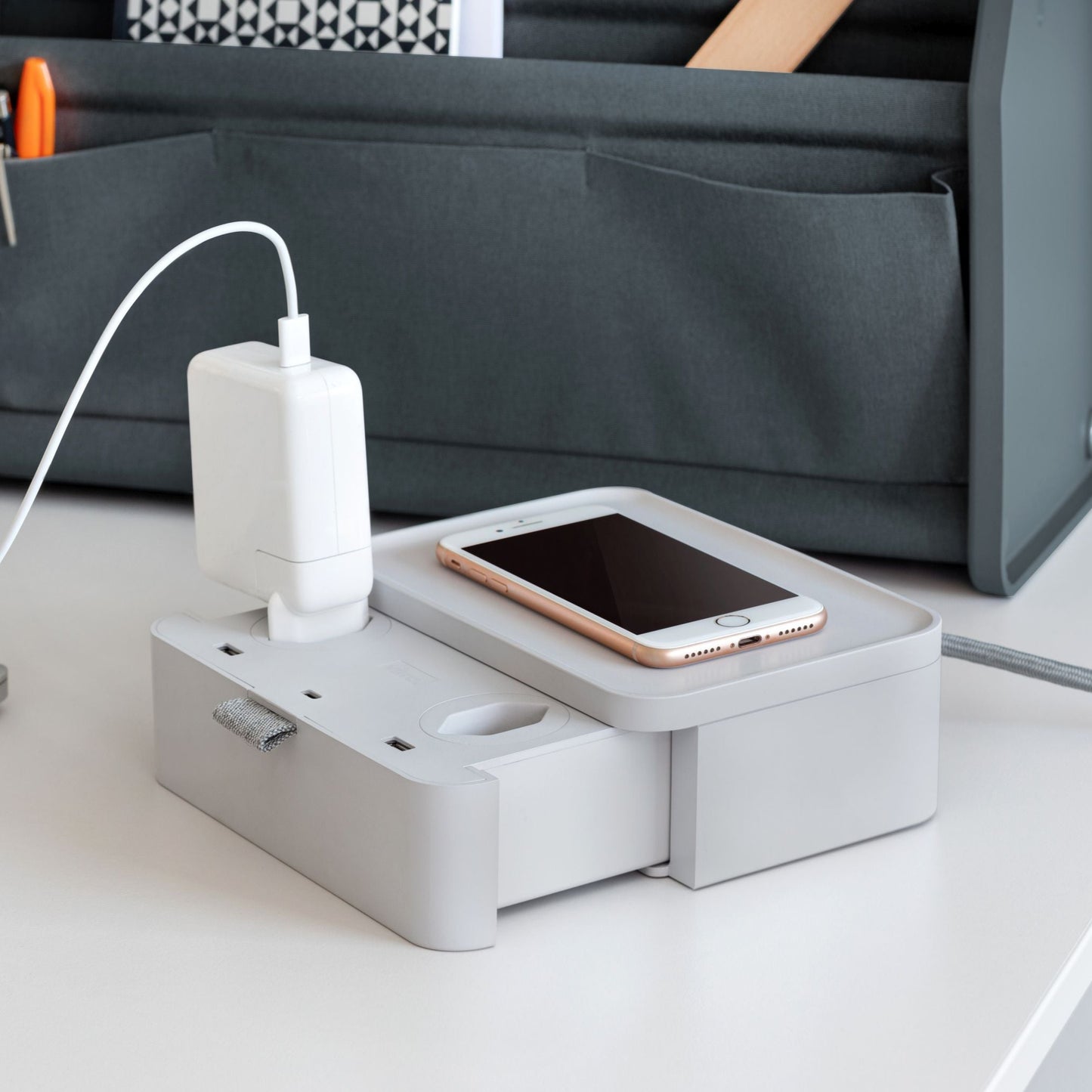 Vitra Ampi – Wireless-Charger Ladegerät und Kabelmanagement