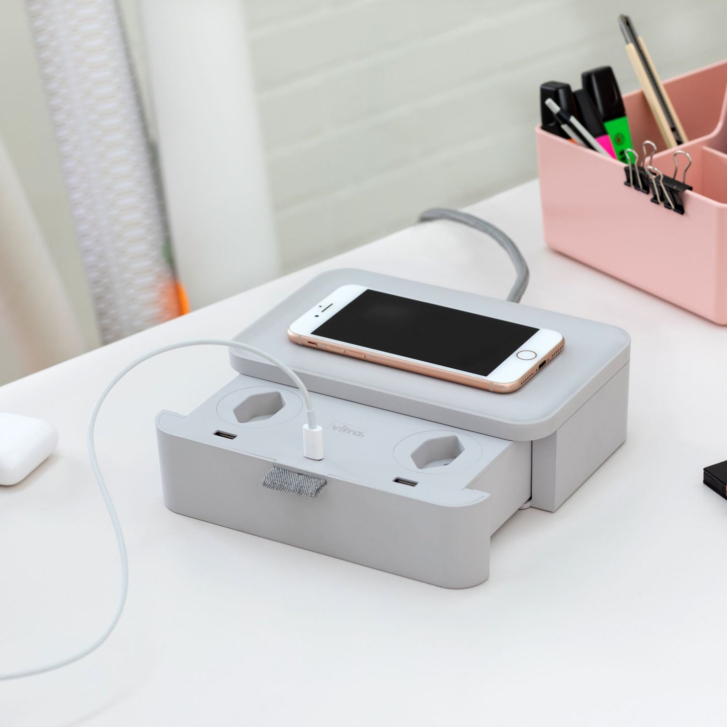 Vitra Ampi – Wireless-Charger Ladegerät und Kabelmanagement