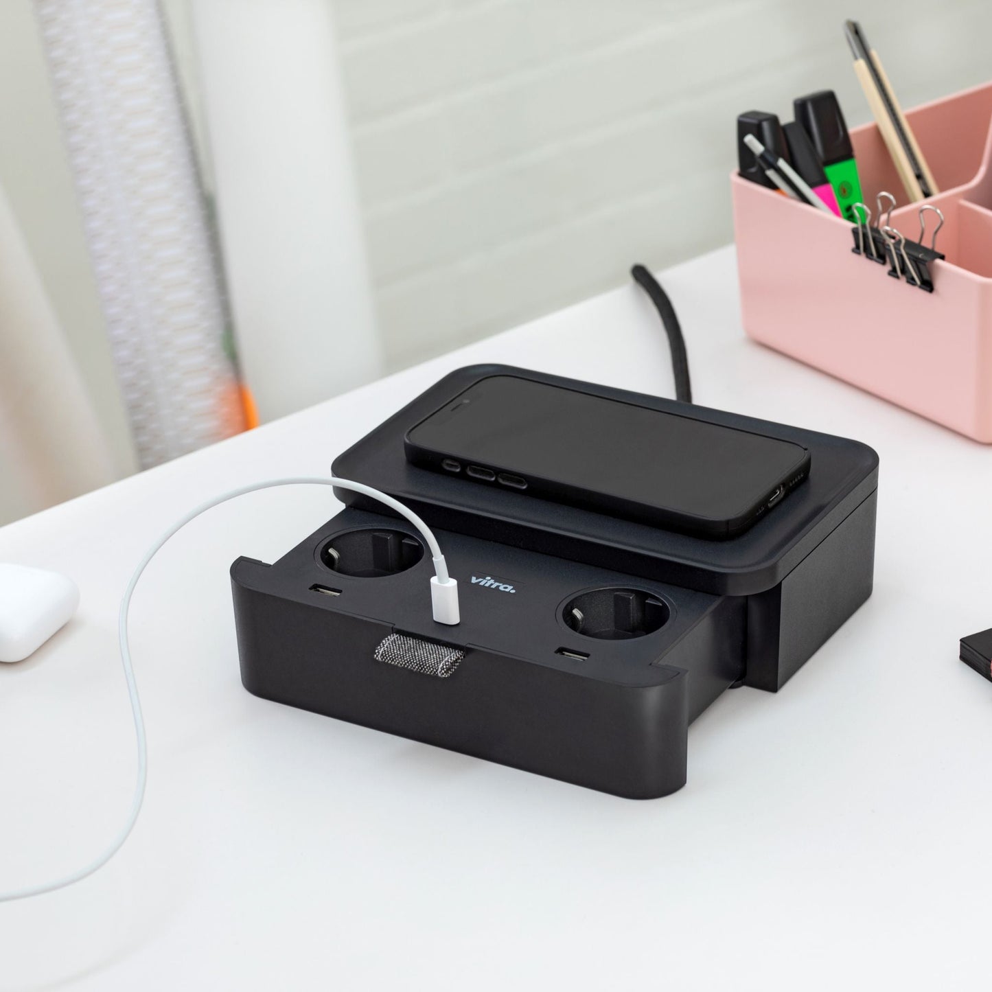 Vitra Ampi – Wireless-Charger Ladegerät und Kabelmanagement