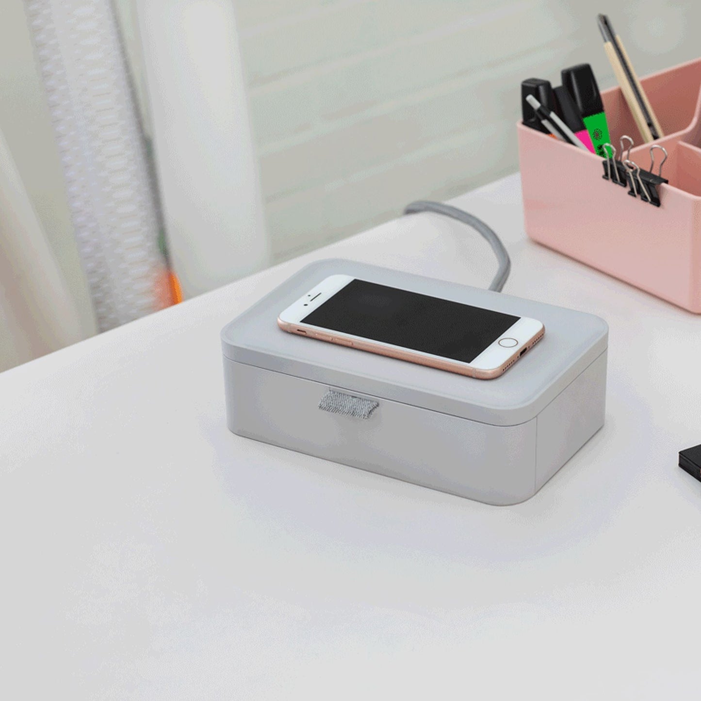 Vitra Ampi – Wireless-Charger Ladegerät und Kabelmanagement