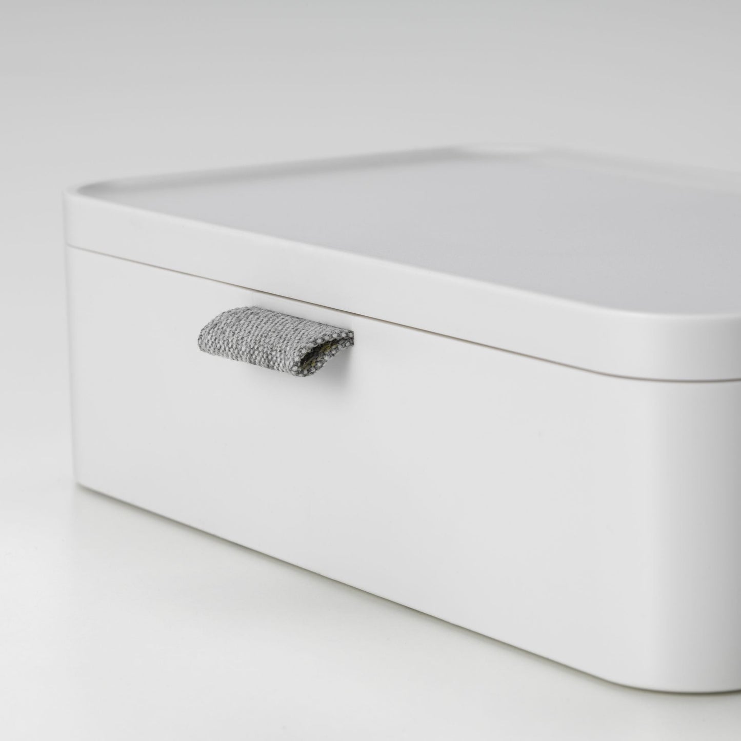 Vitra Ampi – Wireless-Charger Ladegerät und Kabelmanagement