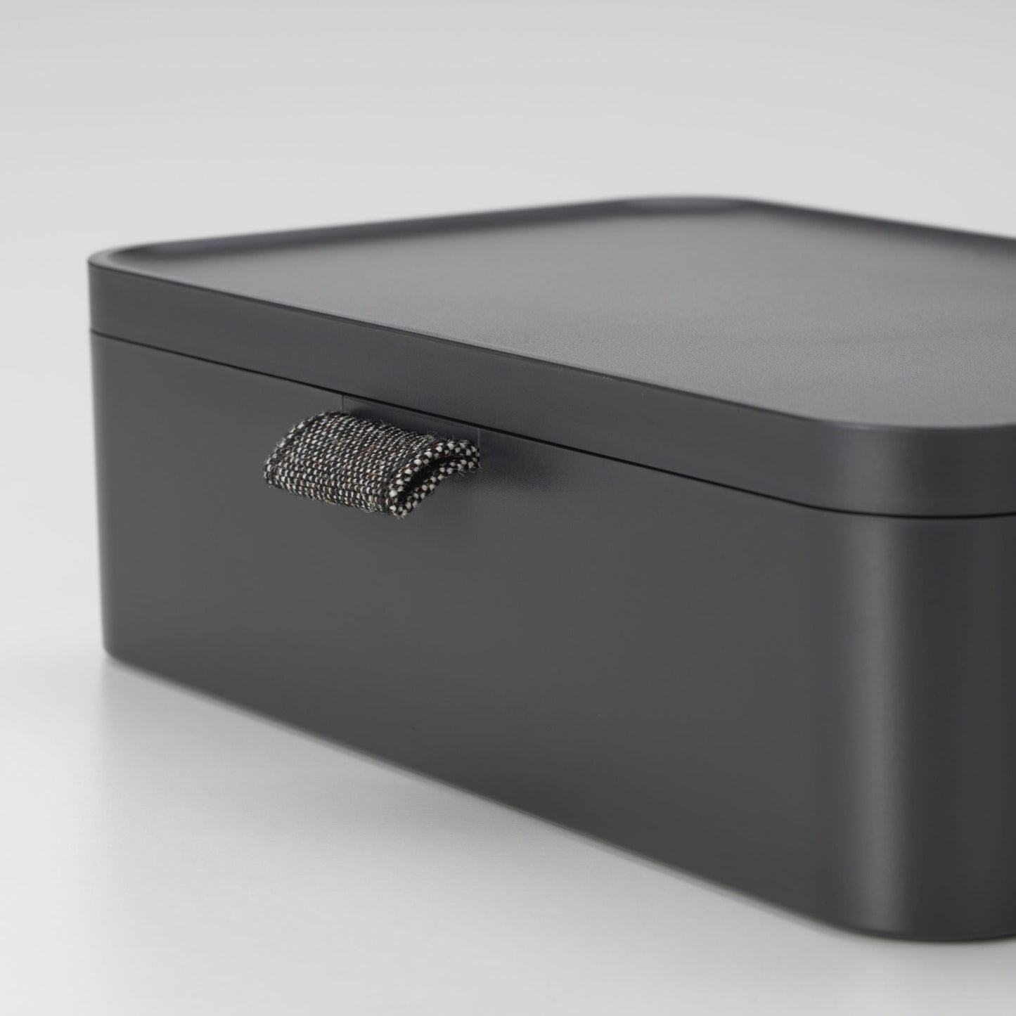 Vitra Ampi – Wireless-Charger Ladegerät und Kabelmanagement
