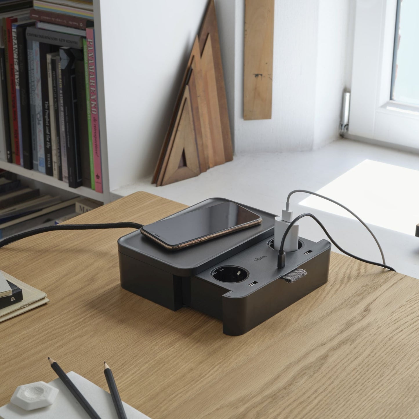 Vitra Ampi – Wireless-Charger Ladegerät und Kabelmanagement
