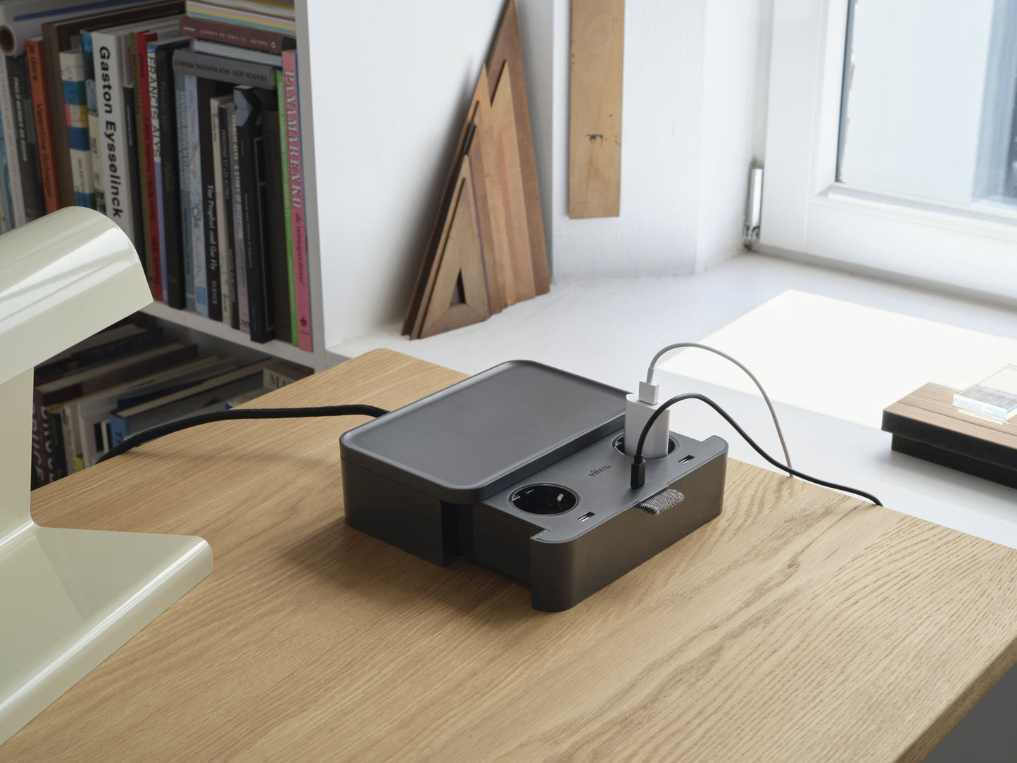 Vitra Ampi – Wireless-Charger Ladegerät und Kabelmanagement