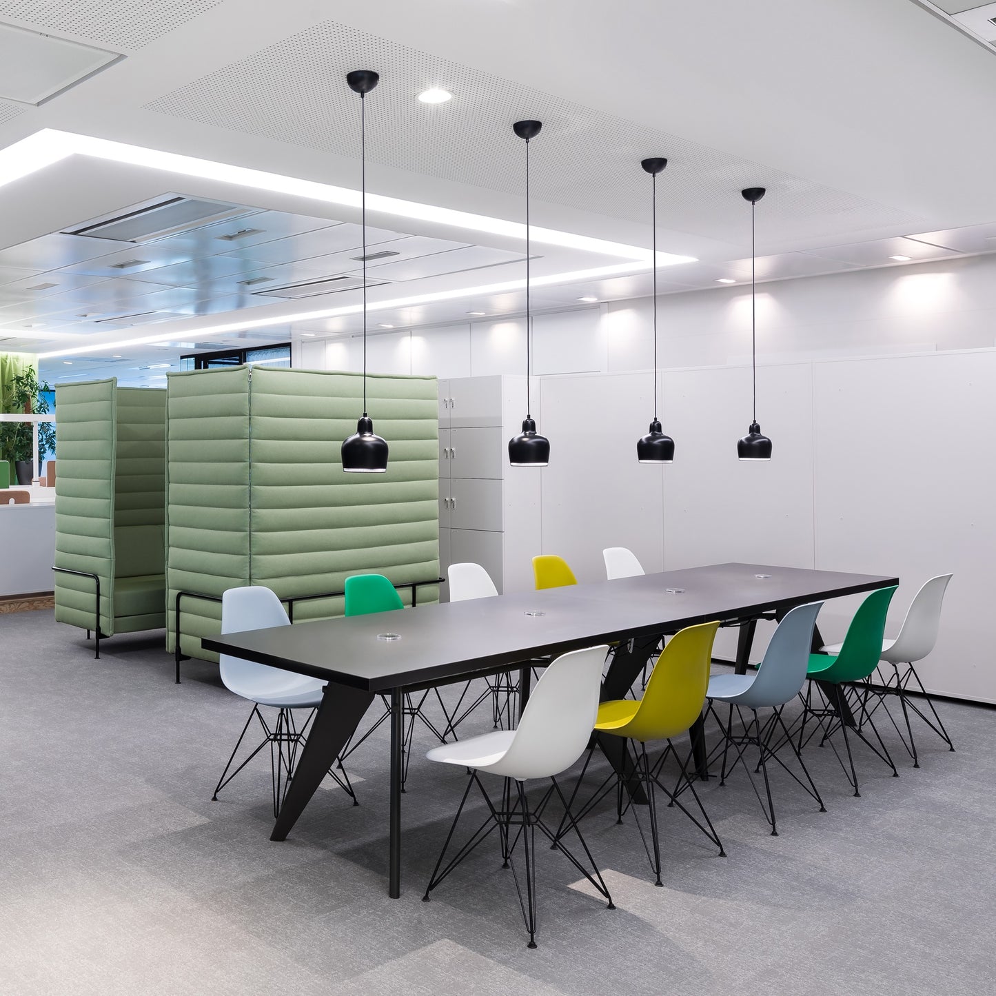 Vitra Eames Plastic Side Chair DSR RE Kunststoff Stuhl Eiffelturm-Gestell