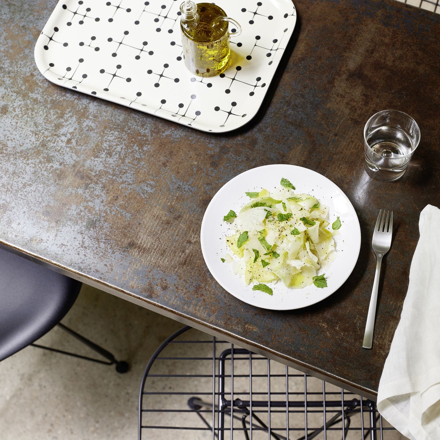 Vitra Classic Tray large Serviertablett groß Schichtholz Eames Dot Pattern