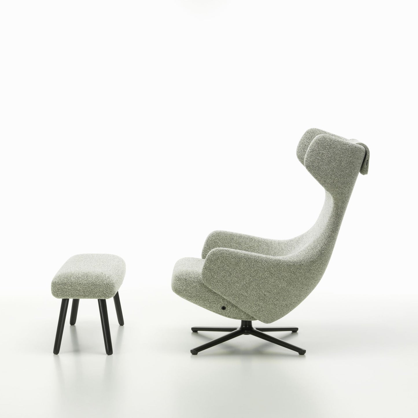 Vitra Grand Repos Loungesessel drehbar mit Panchina Ohrensessel & Bank