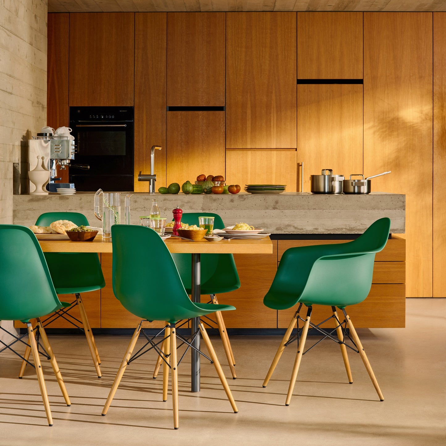 Vitra Eames Plastic Armchair DAW RE Esche honigfarben Kunststoff recycelt