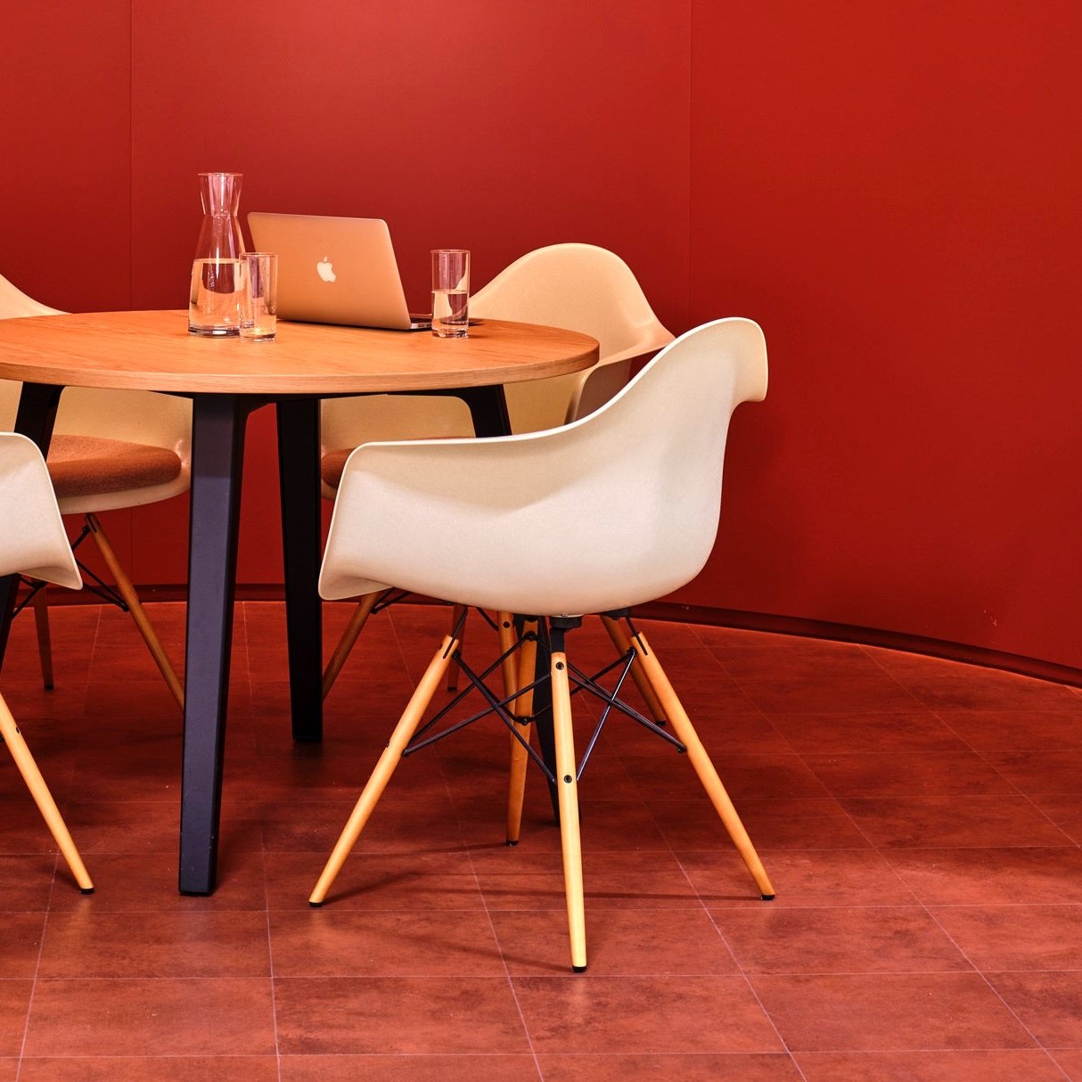 Vitra Eames Plastic Armchair DAW RE Ahorn gelblich Kunststoff recycelt