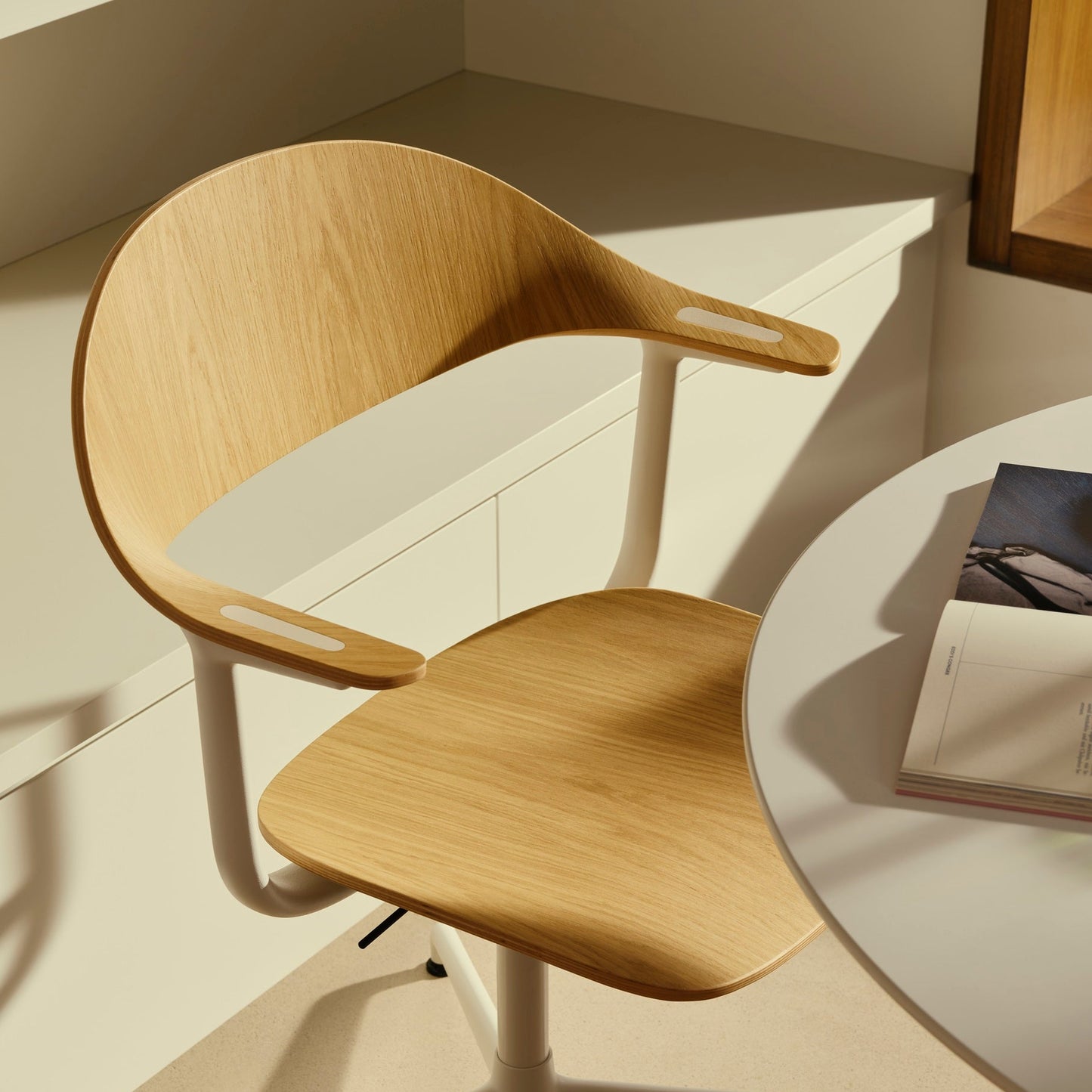 Vitra Mynt Bürostuhl Eiche natur 5-Stern-Fuß Kunststoff