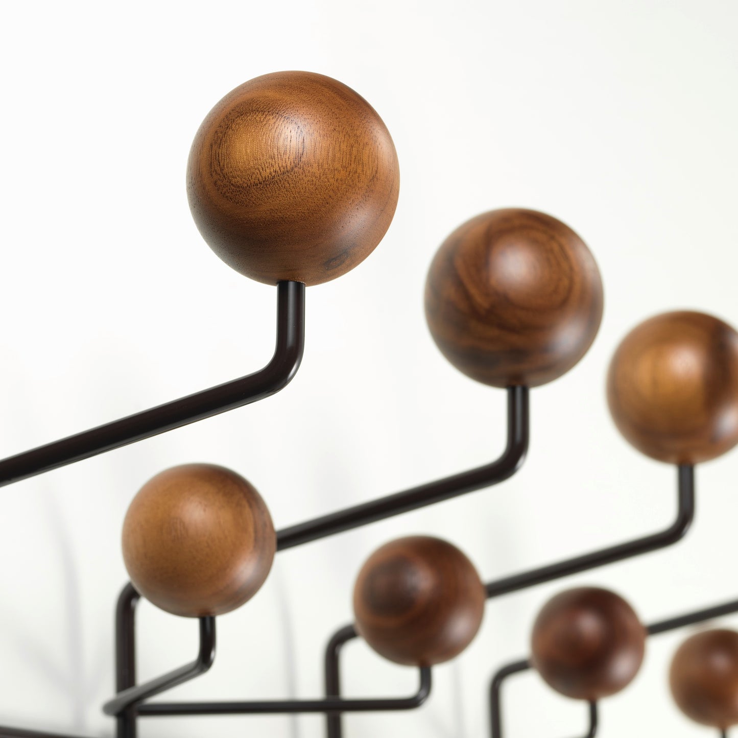 Vitra Eames Hang it all Wandgarderobe Nussbaum natur/schwarz