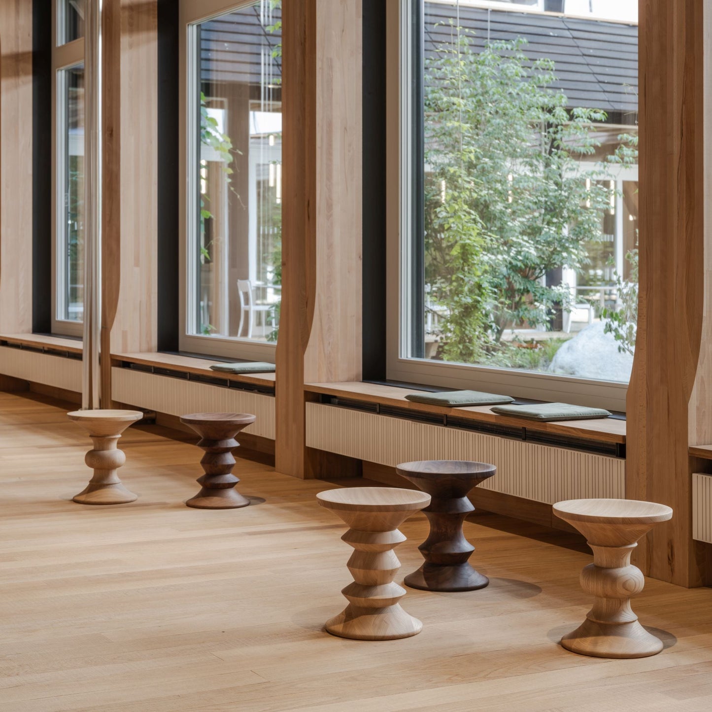 Vitra Stools von Charles & Ray Eames Hocker Beistelltisch Skulptur