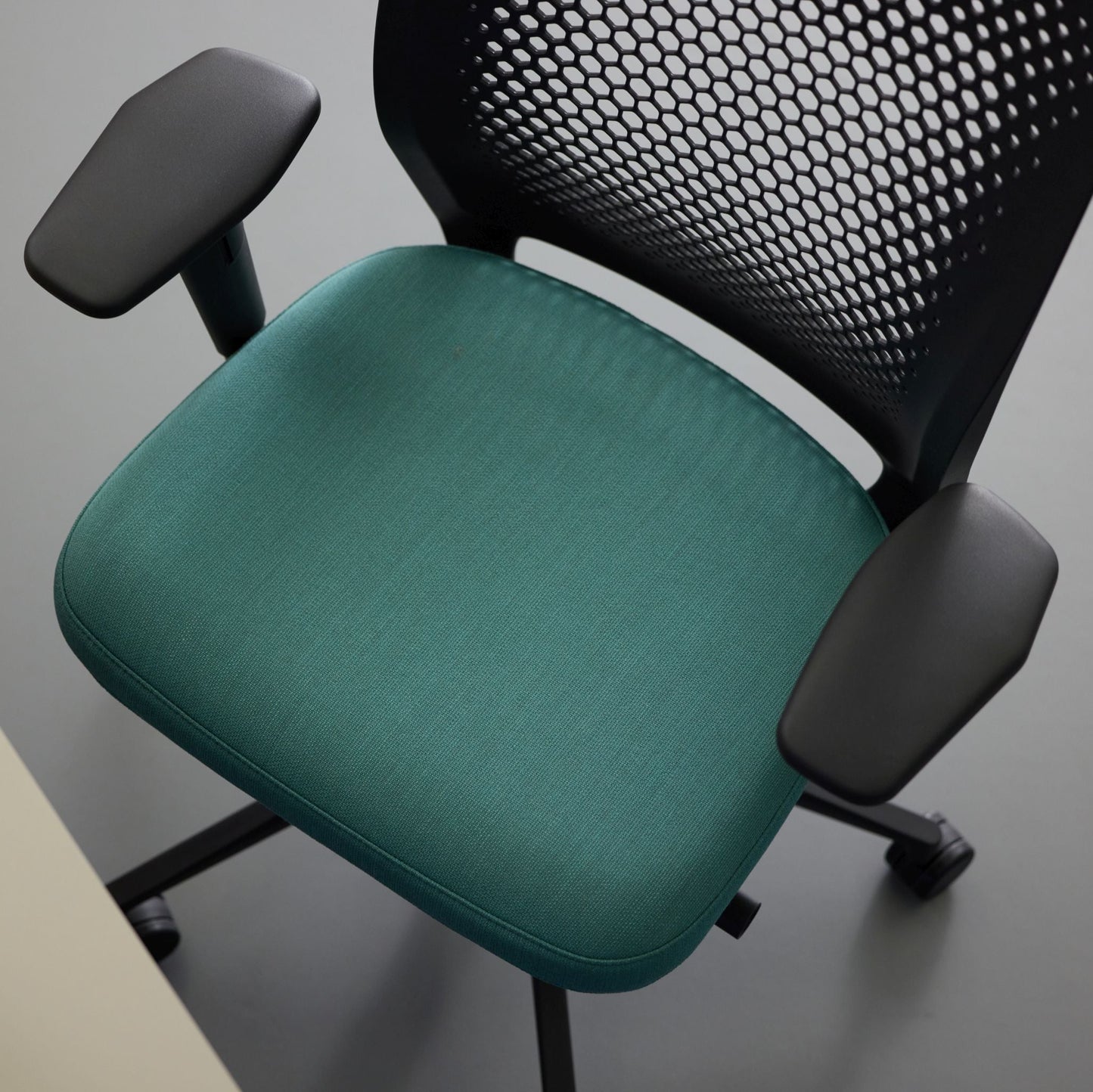 Vitra ID Air Bürostuhl gelochter patentierter Kunststoffrücken Sitzbezug Laser RE