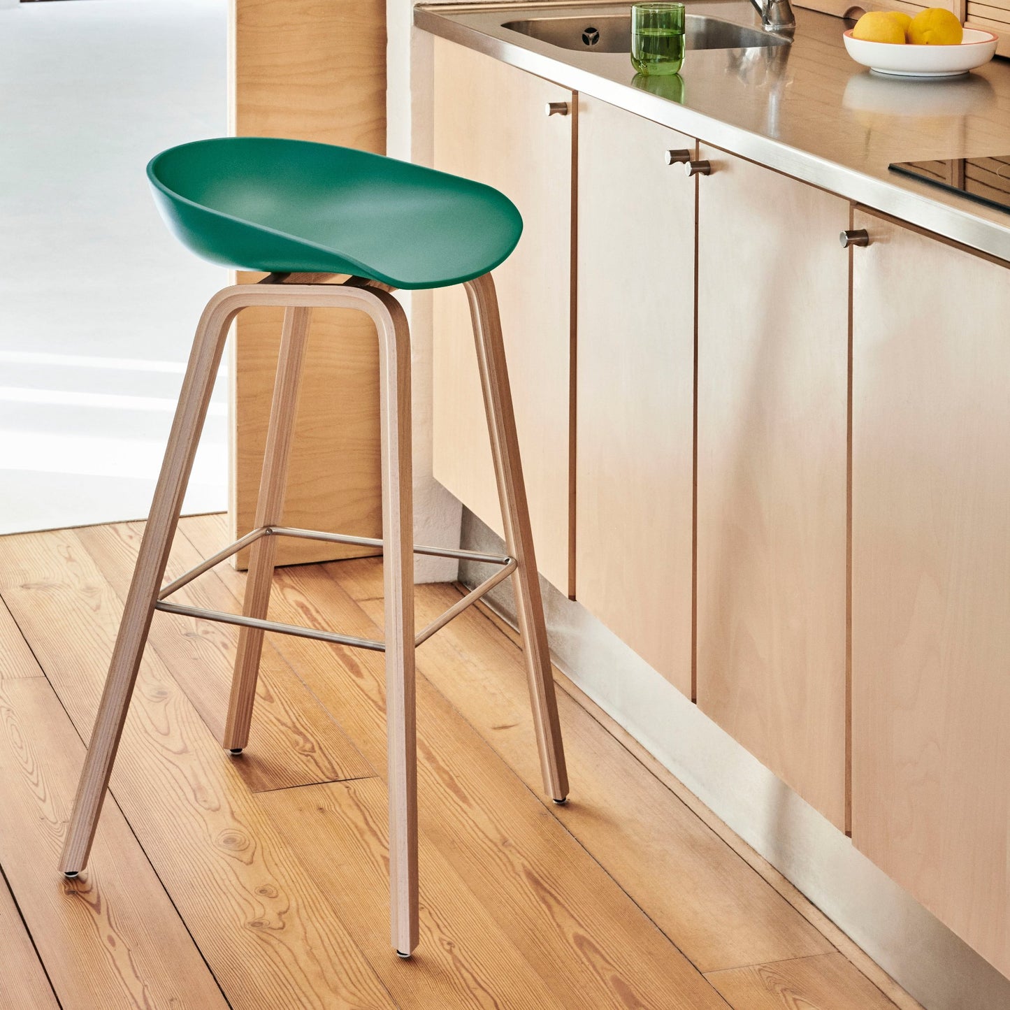 Hay AAS 32 Barhocker – Sitz Kunststoff recycelt Gestell Eiche/Nussbaum