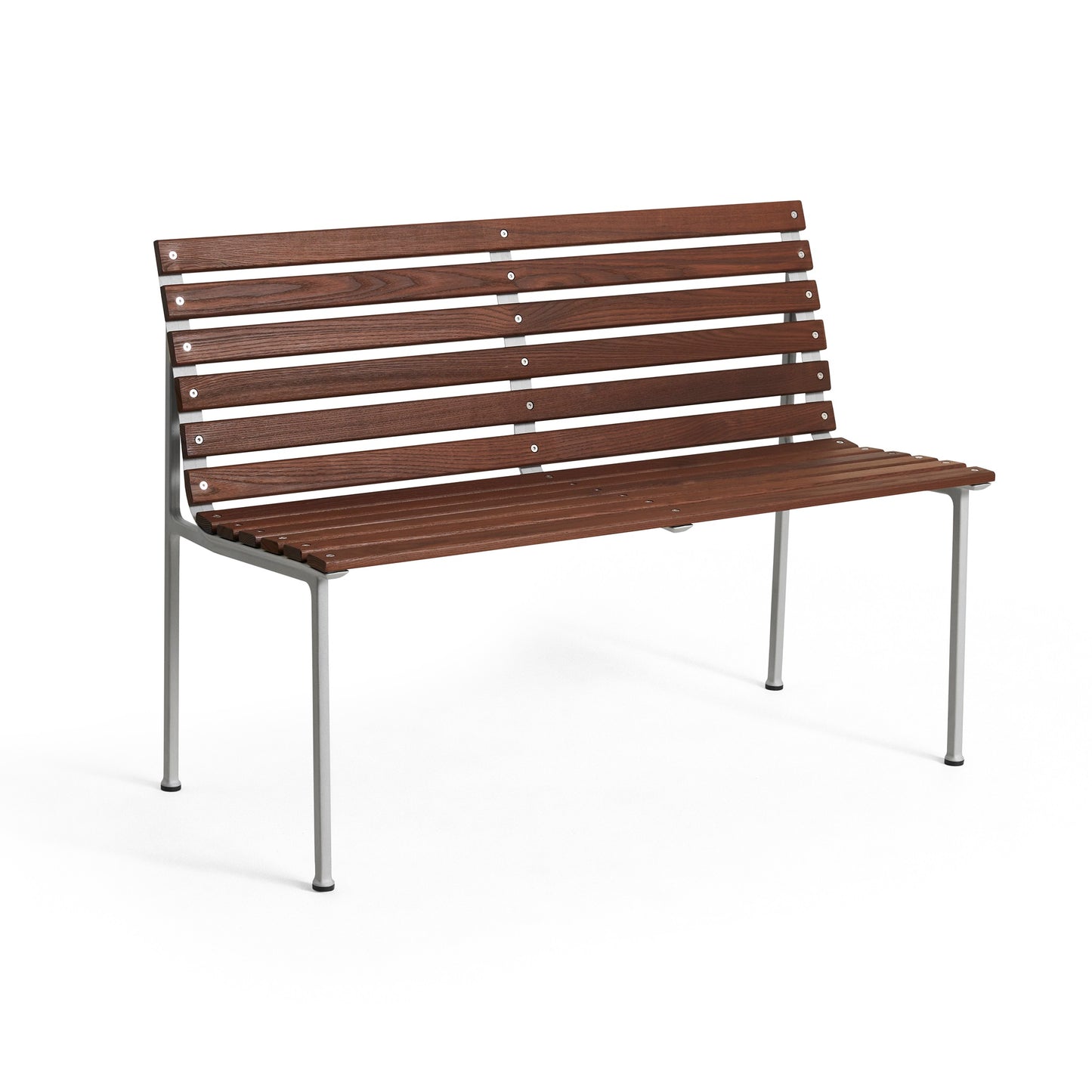„Traverse Dining Bench von Erwan Bouroullec für HAY, mit Aluminiumrahmen und Eschenholz-Sitzfläche, ideal für Outdoor-Bereiche.“
