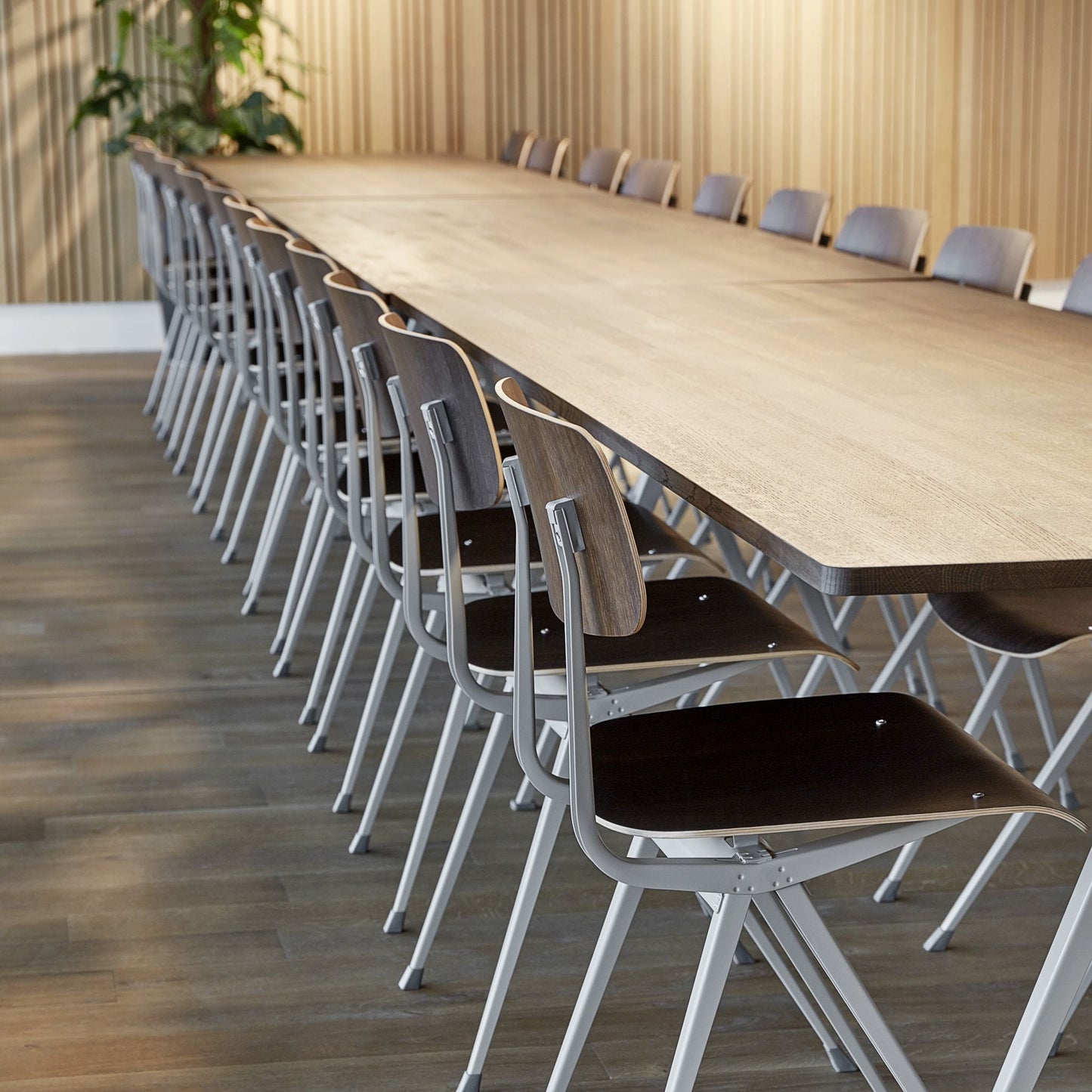 Hay Result Chair 4-Fuß-Stuhl Sitz & Rücken Sperrholz Eiche Stahlgestell