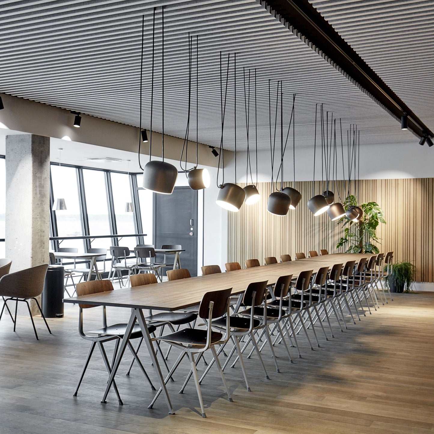 Hay Result Chair 4-Fuß-Stuhl Sitz & Rücken Sperrholz Eiche Stahlgestell