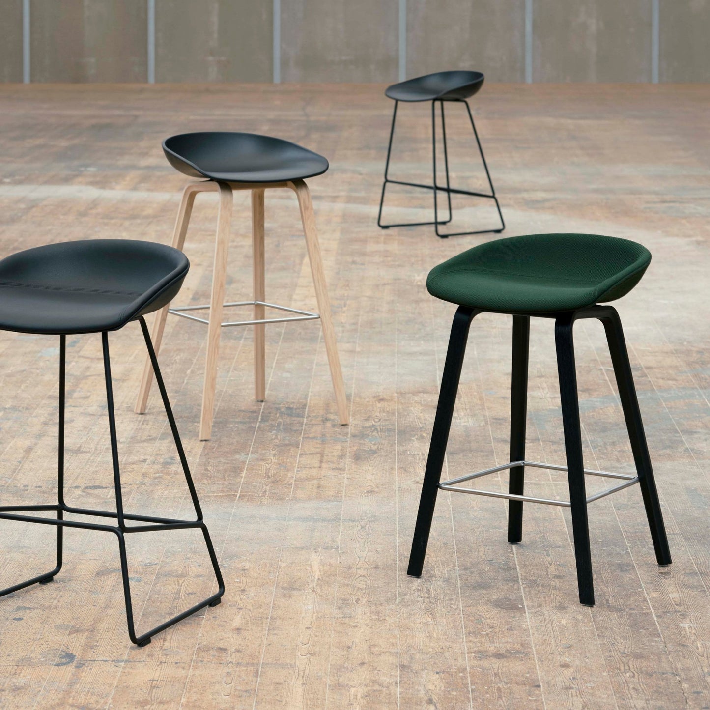 Hay AAS 32 Barhocker – Sitz Kunststoff recycelt Gestell Eiche/Nussbaum