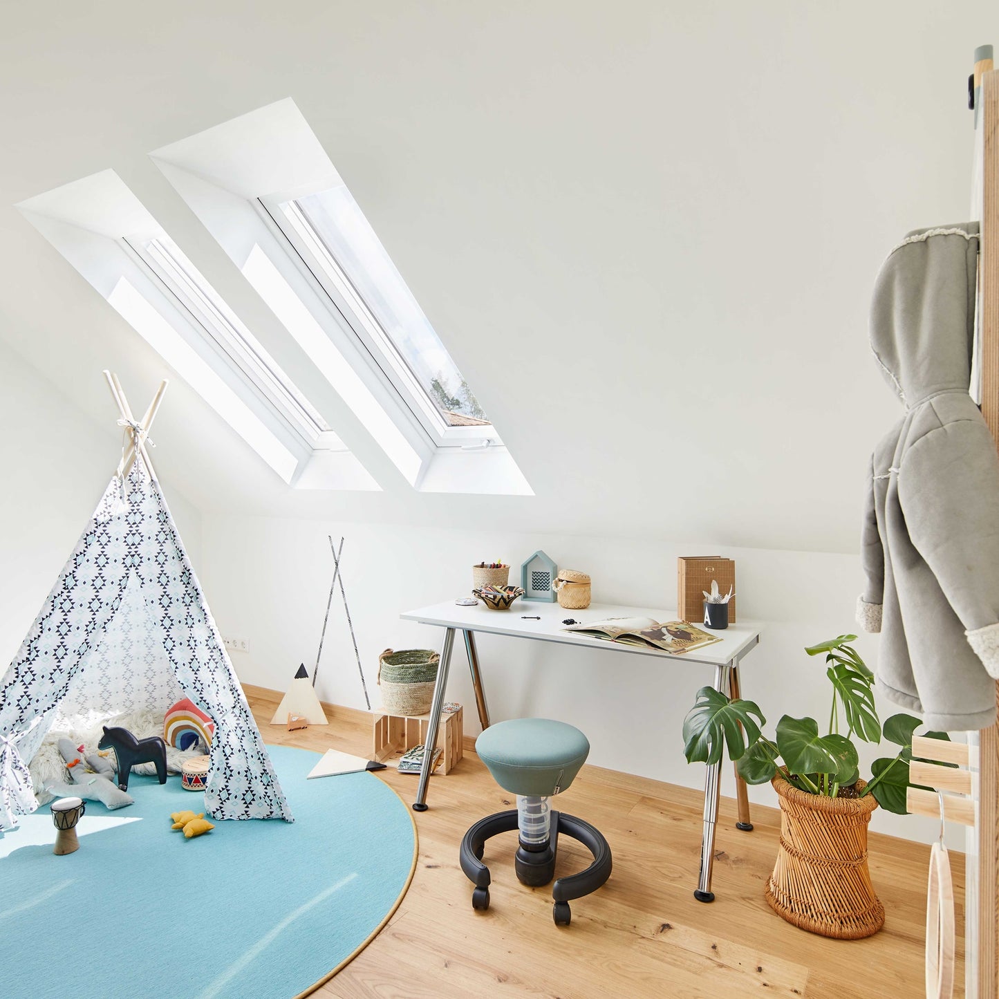 Aeris Swoppster Kinderstuhl 3D Hocker grün Gestell weiß