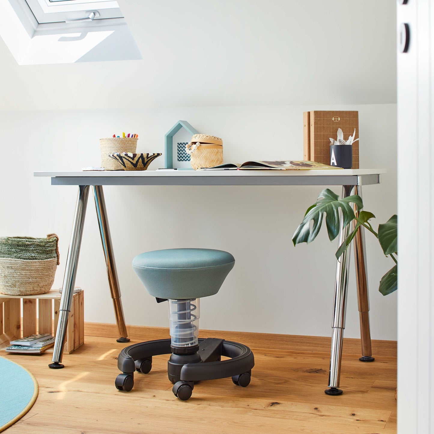 Aeris Swoppster Kinderstuhl 3D Hocker grün Gestell weiß