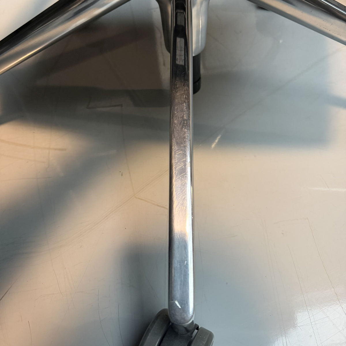 Vitra AC5 Studio Drehstuhl auf Rollen mit Ringarmlehnen Alu poliert