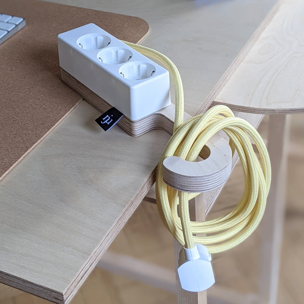 Njustudio Stromer Mini HOOK magnetische Steckerleiste weiß mit Haken